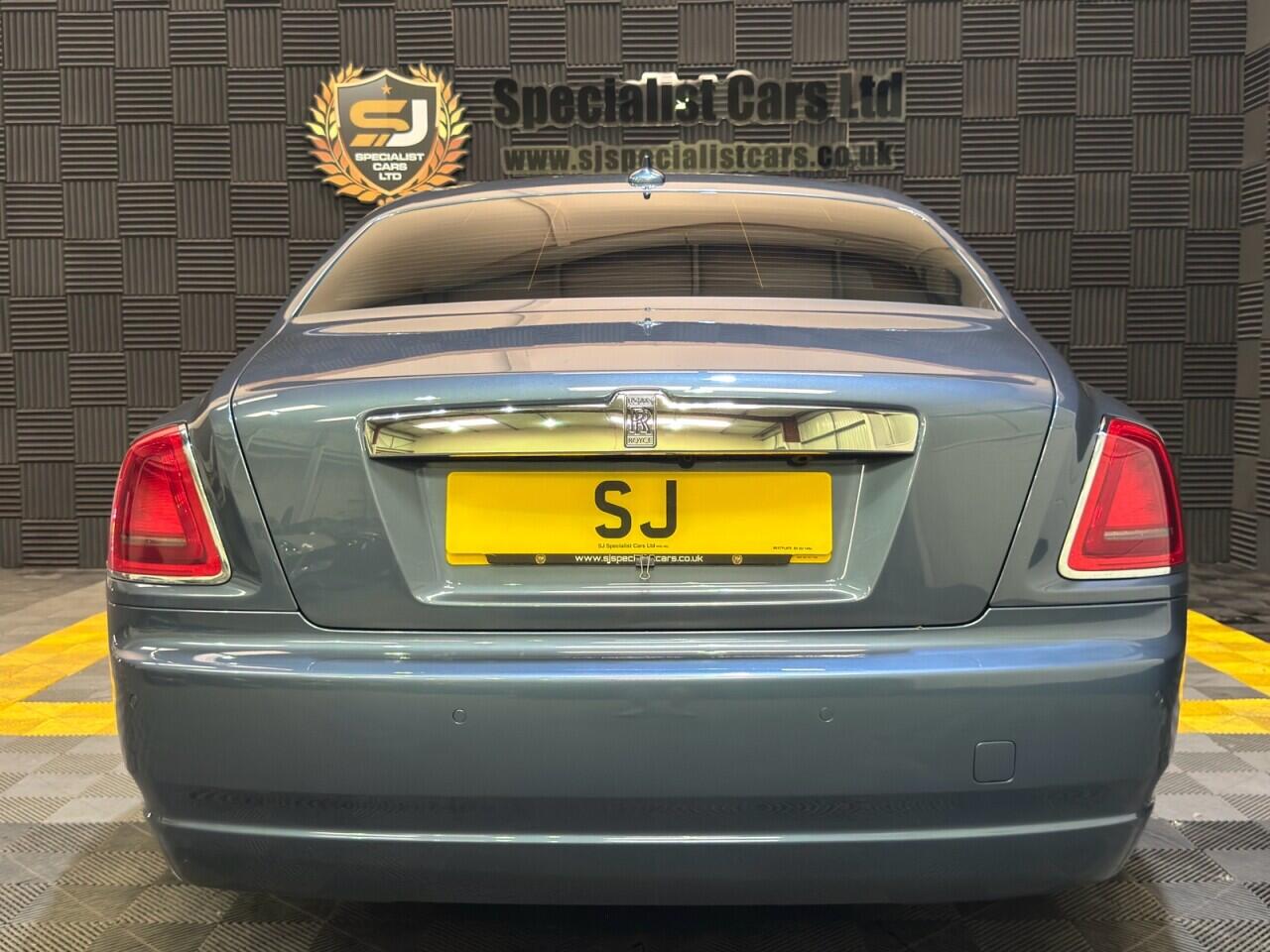 Rolls-Royce Ghost view 3