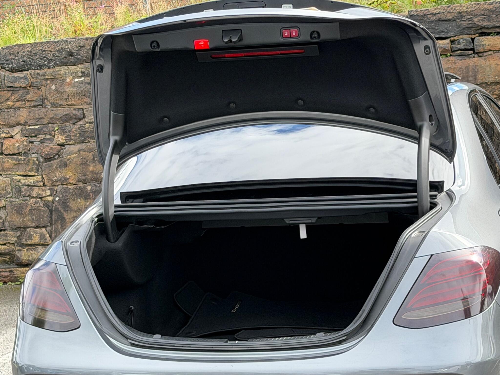 Mercedes-Benz E-Class view 23