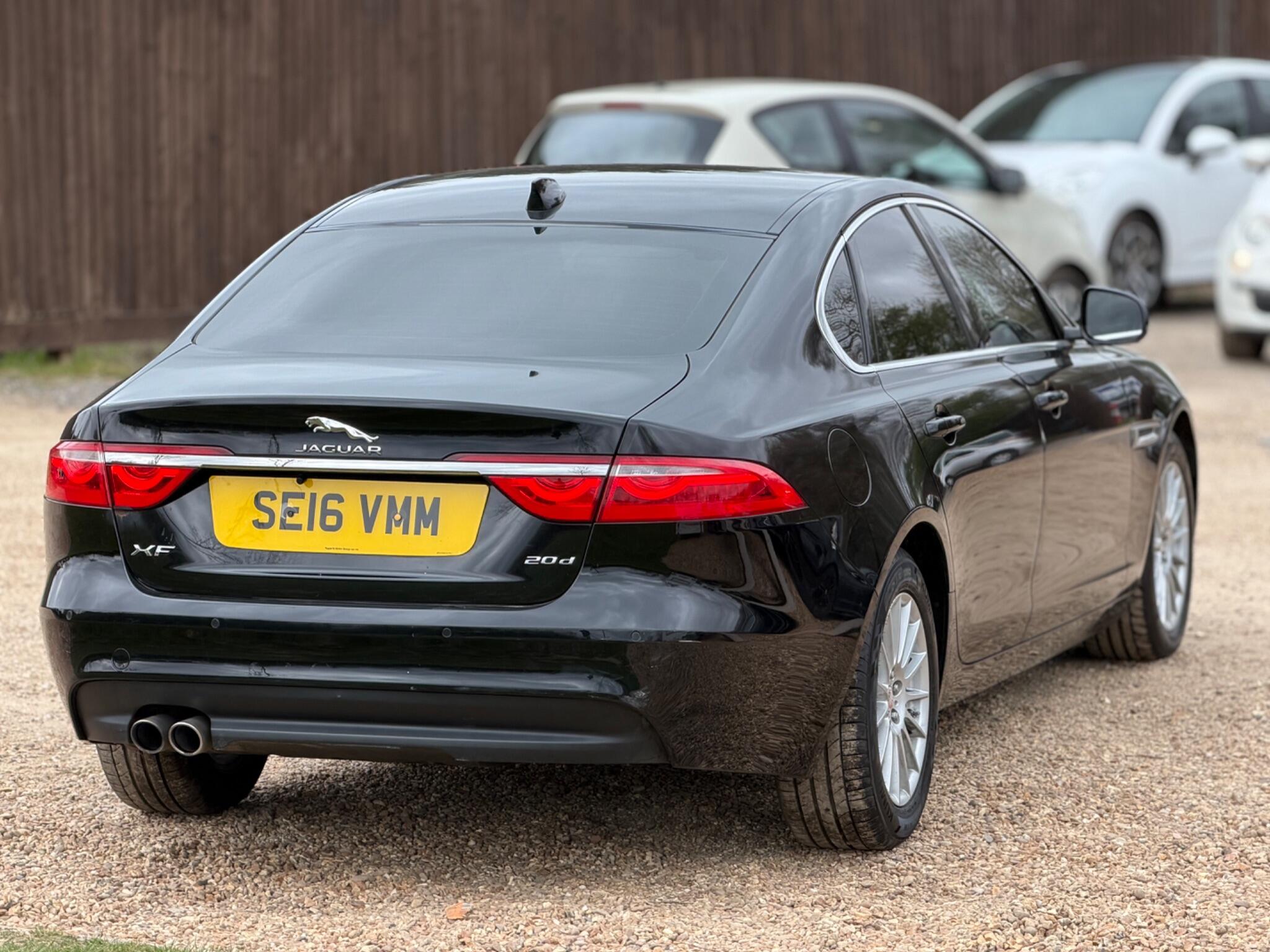 2016 Jaguar XF 2.0d Prestige Auto Euro 6 (s/s) 4dr image 12