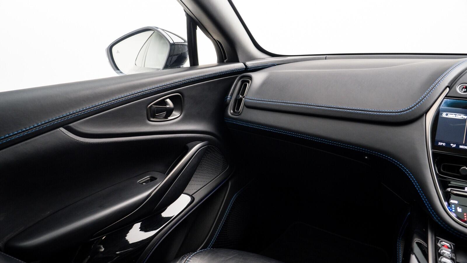 Aston Martin DBX view 21