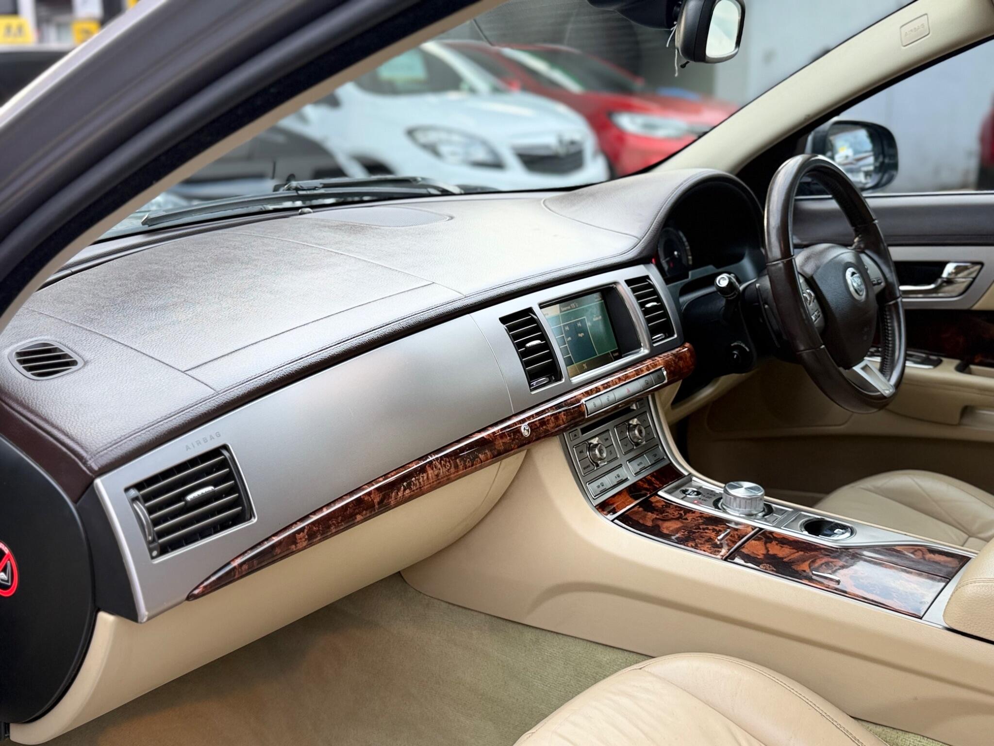Jaguar XF view 40