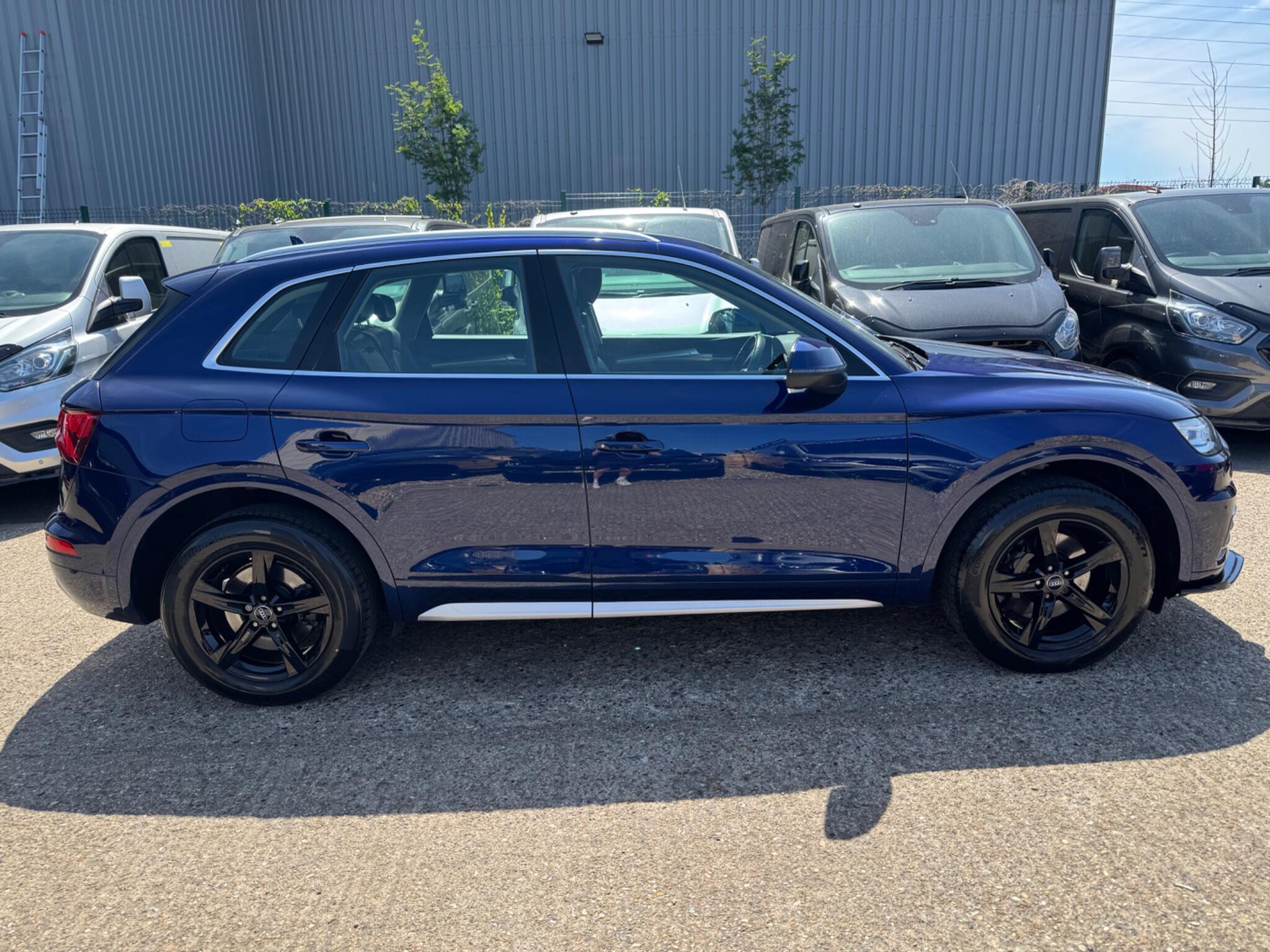 Audi Q5 view 10