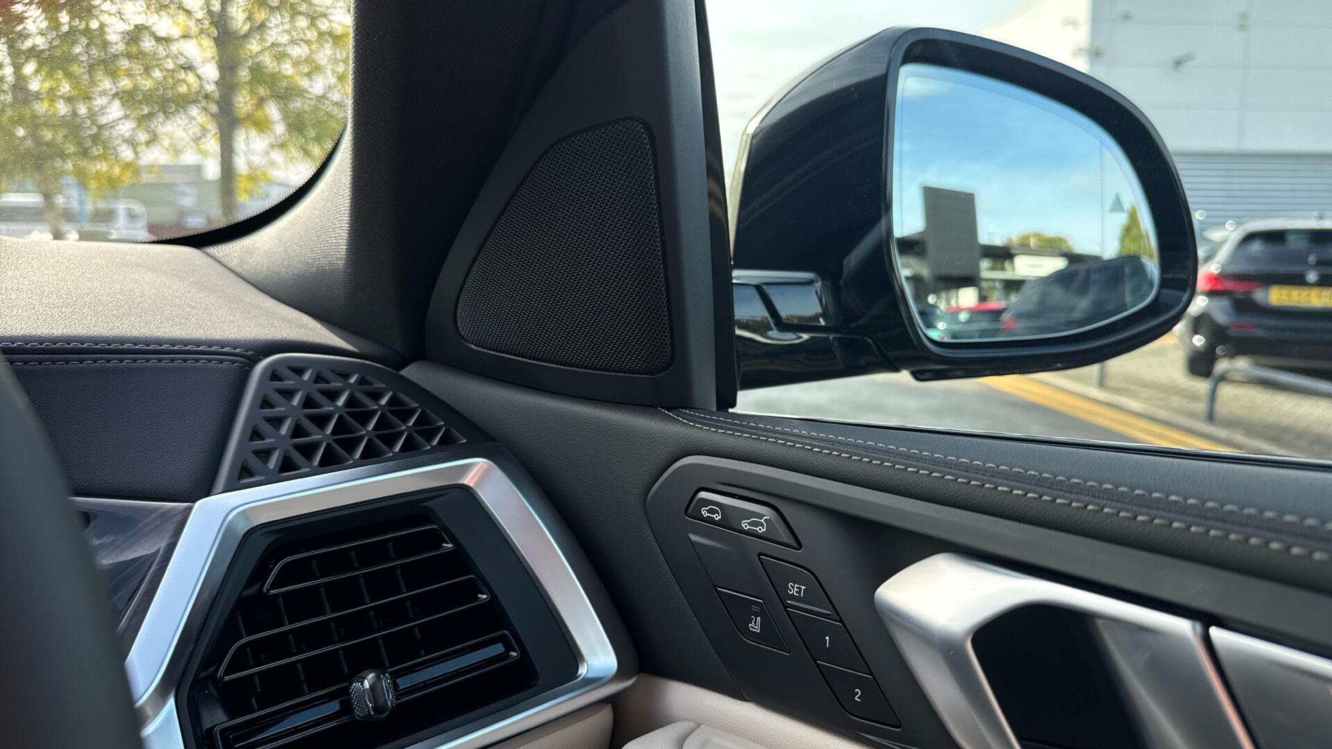 BMW X6 view 20