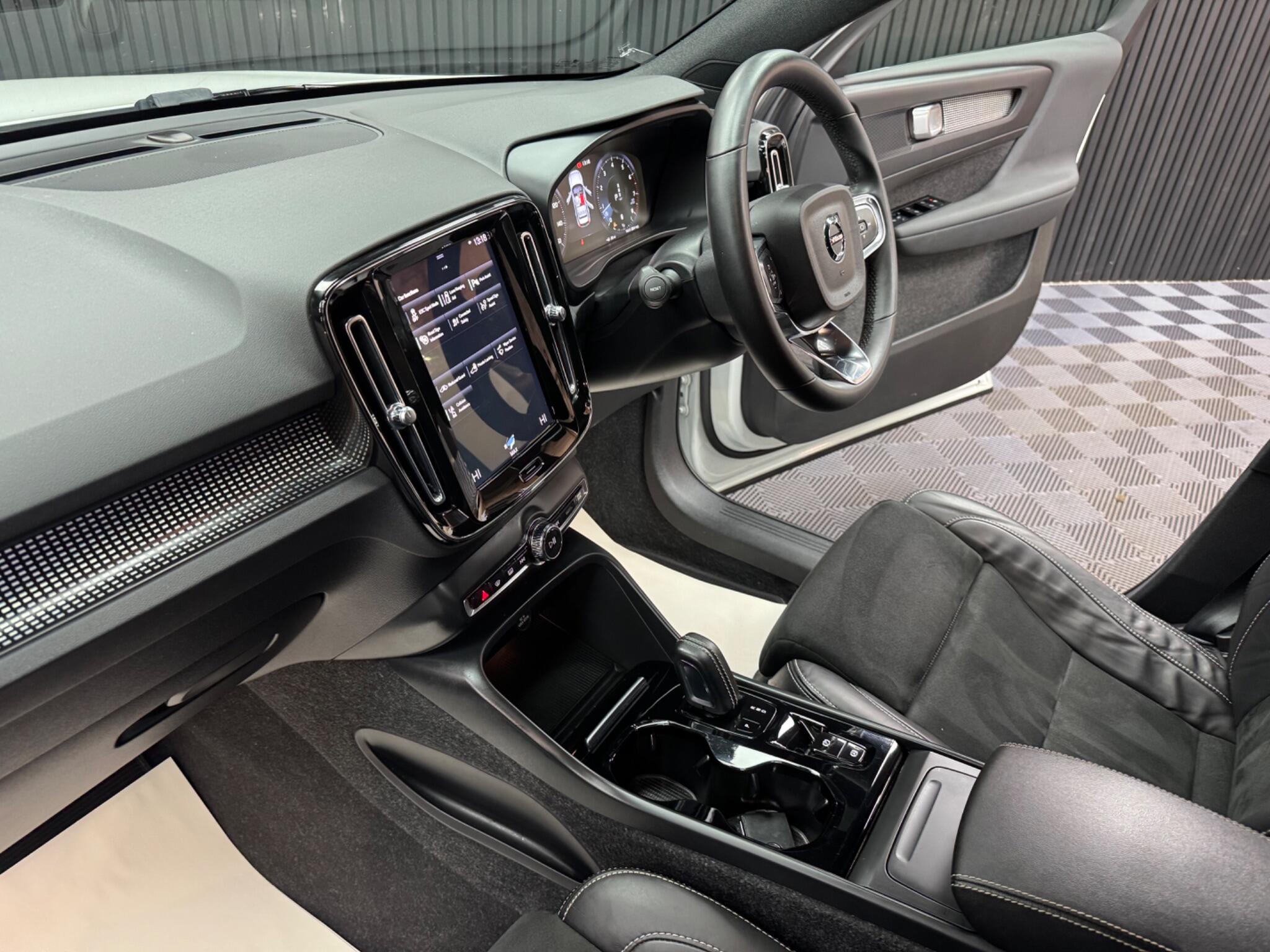 Volvo XC40 view 15