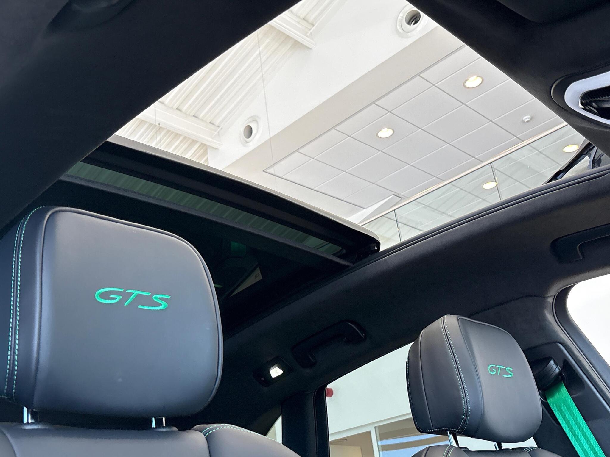 Porsche Macan view 28