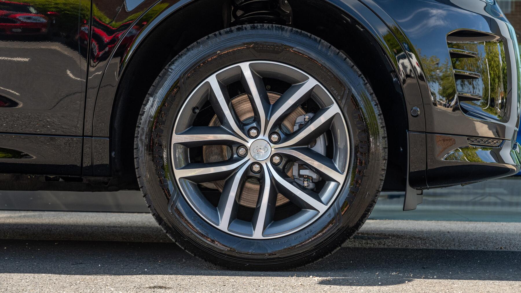 Land Rover Discovery Sport view 8