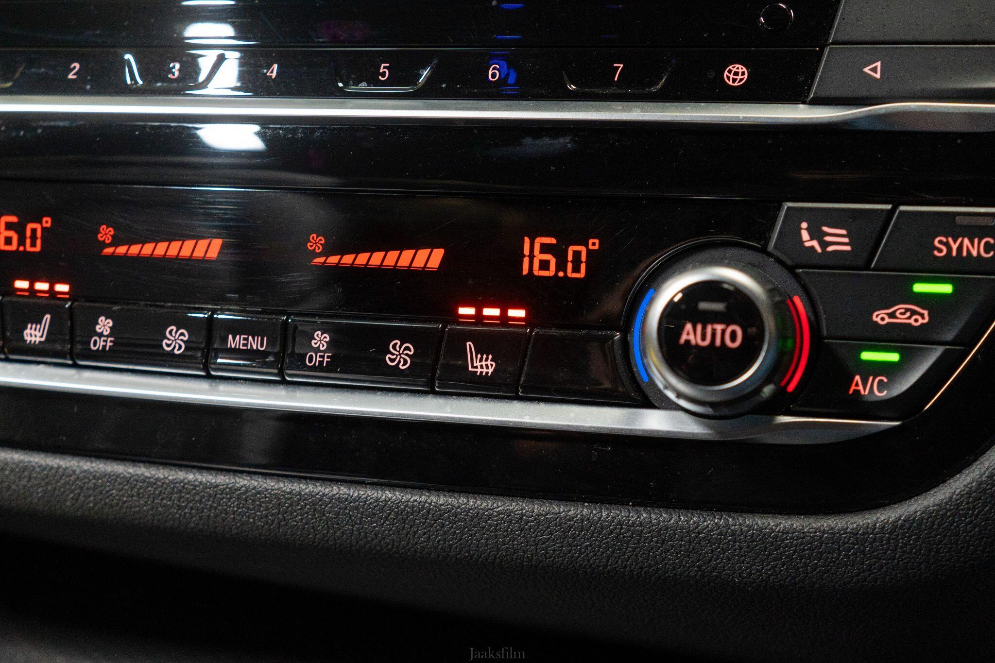 BMW 5 Series view 32