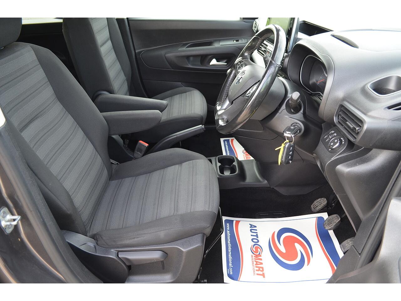 Vauxhall Combo Life view 13