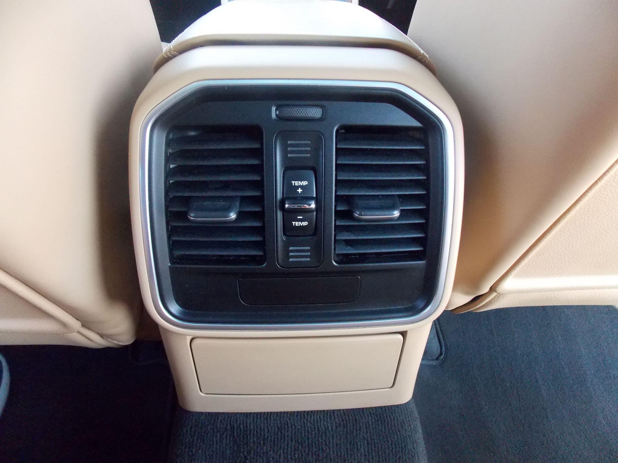 Porsche Macan view 30