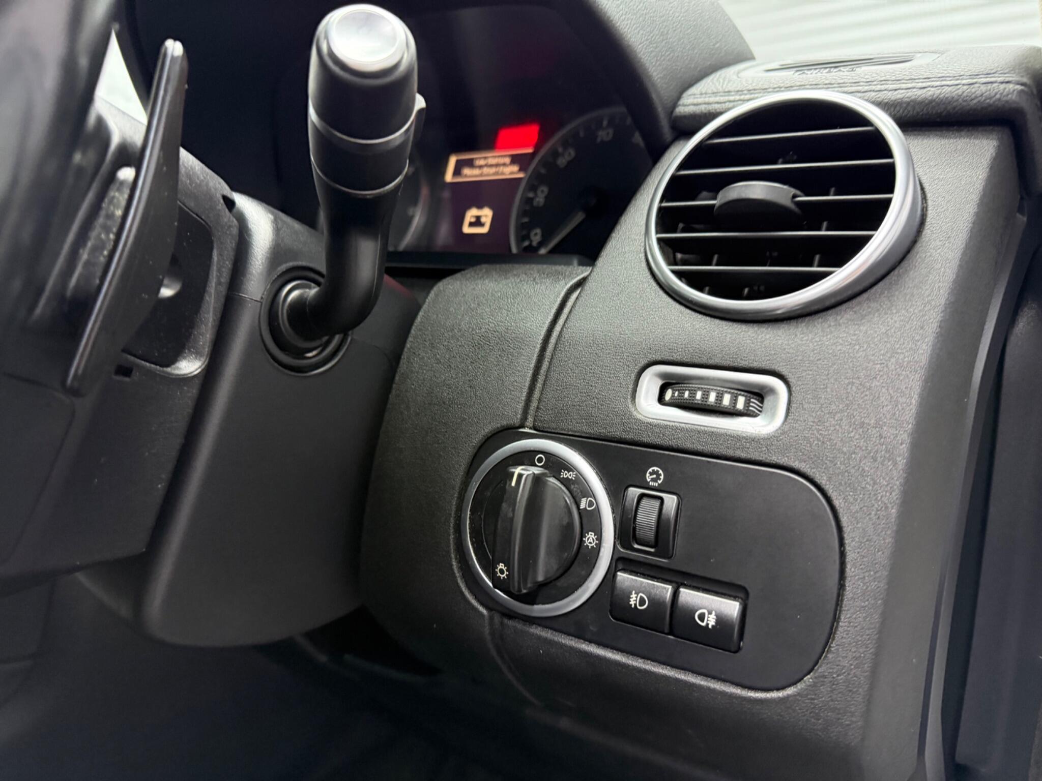Land Rover Discovery 4 view 21