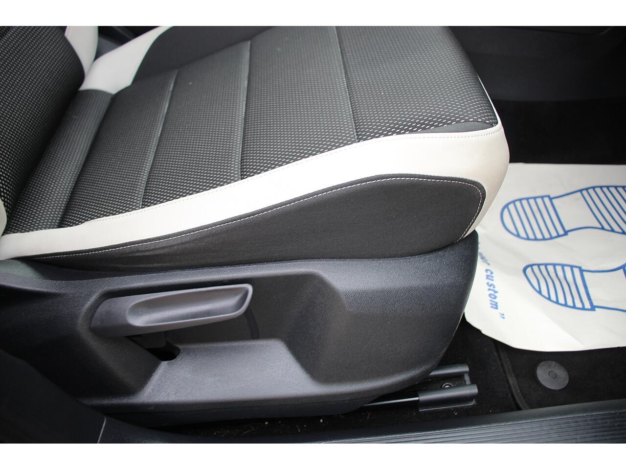 Volkswagen T-Roc view 16