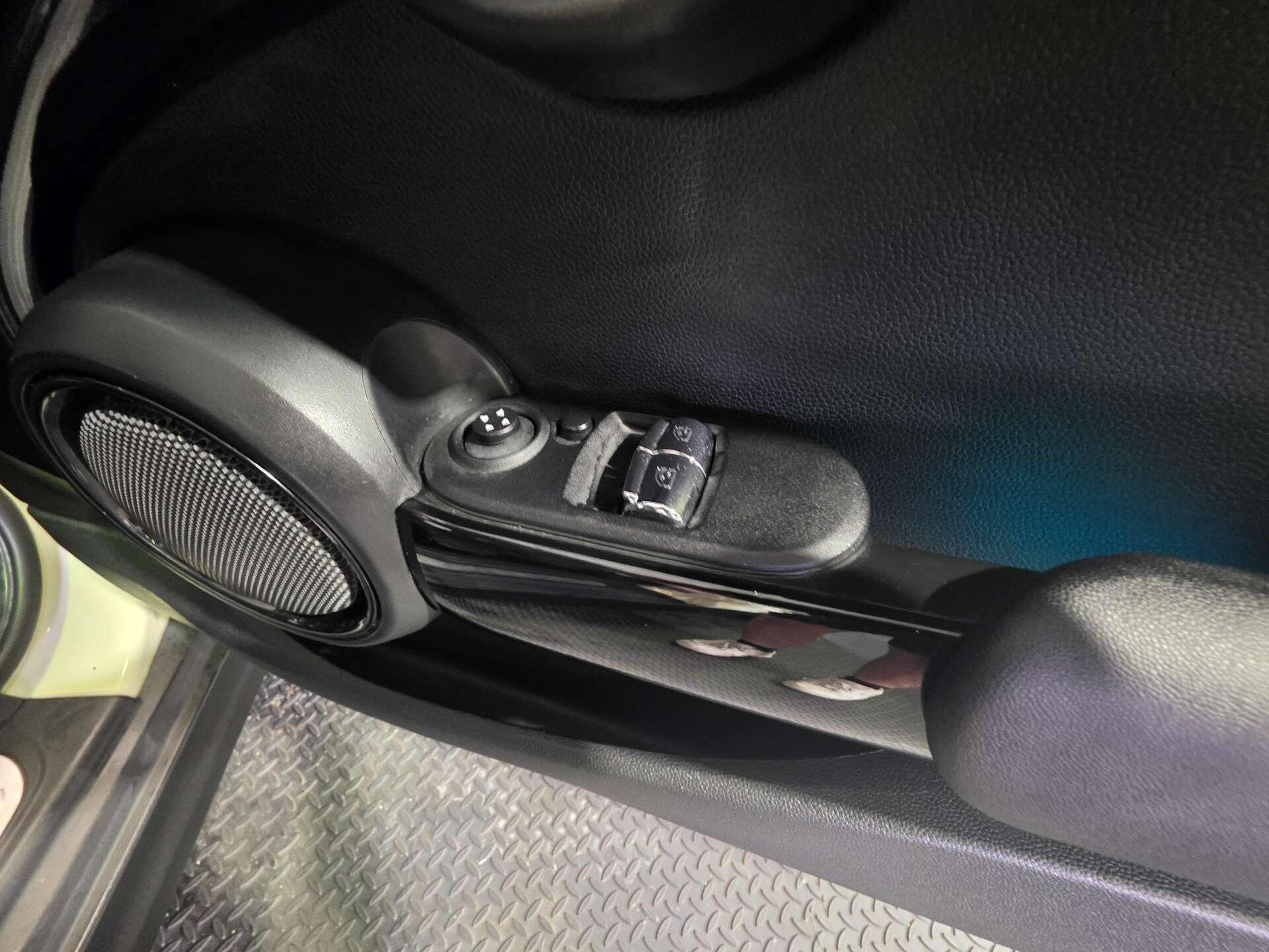 Mini Hatch view 15