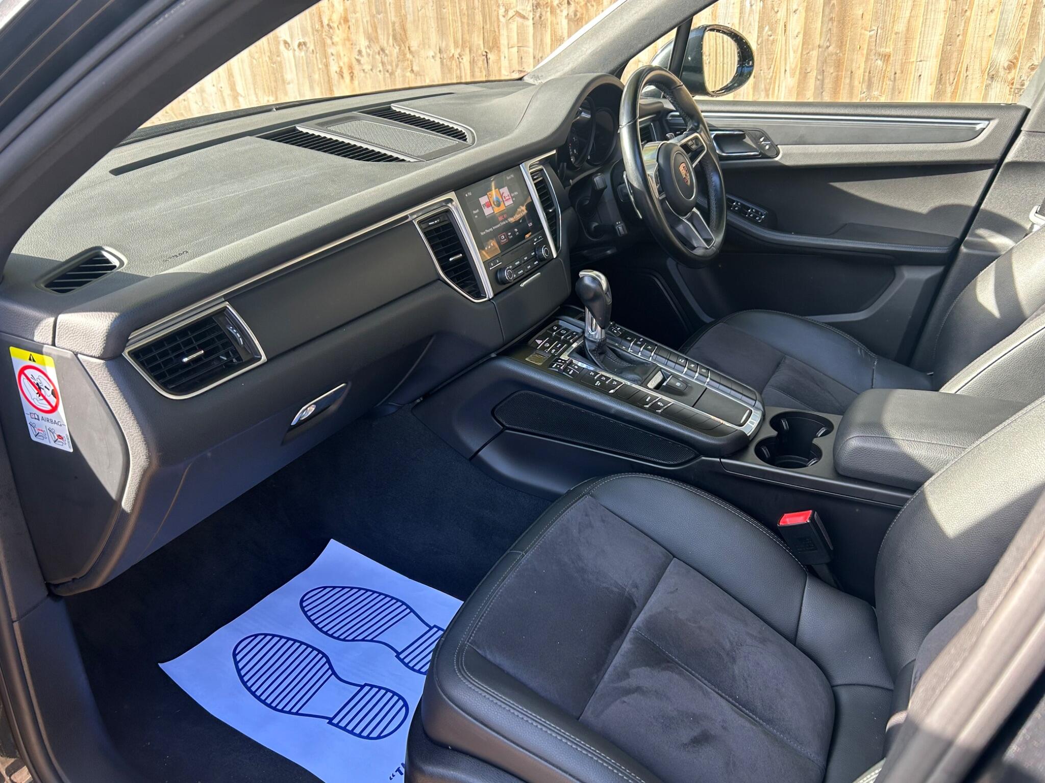 Porsche Macan view 31