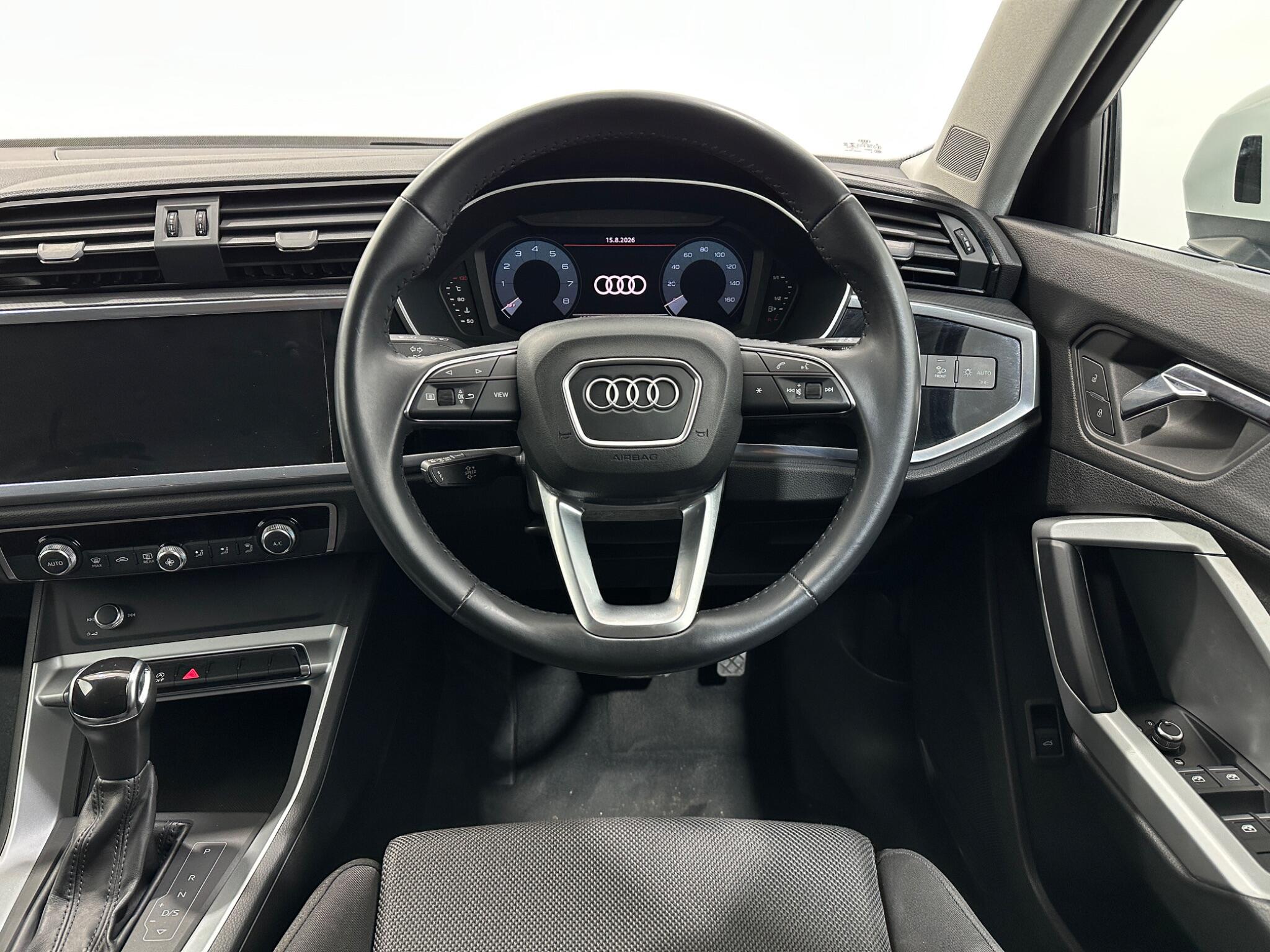 Audi Q3 view 13