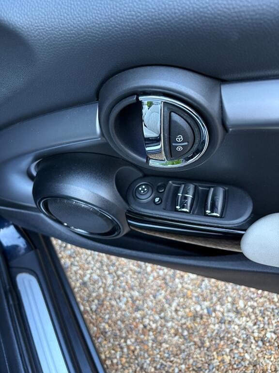 Mini Convertible view 23