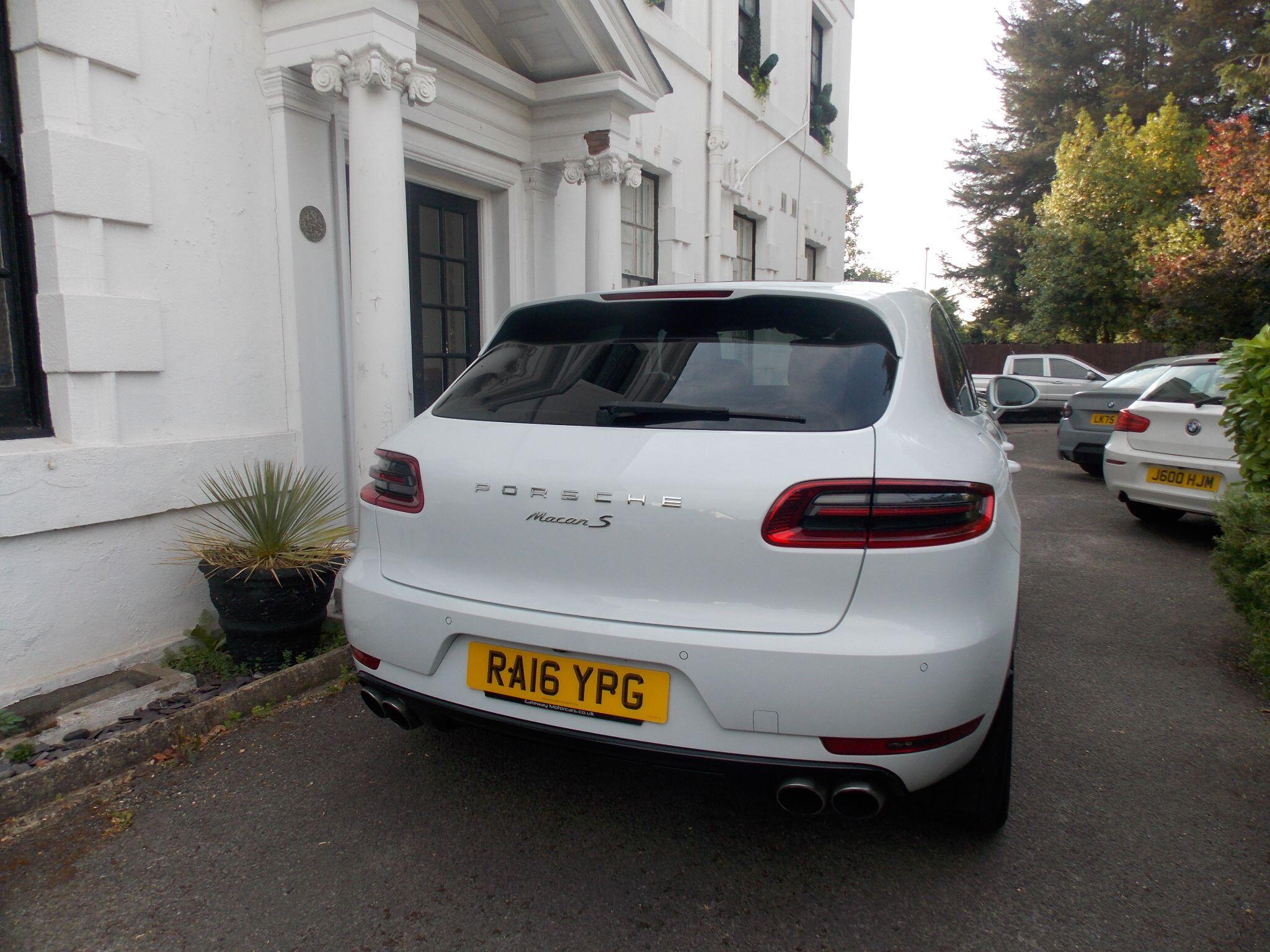 Porsche Macan view 15