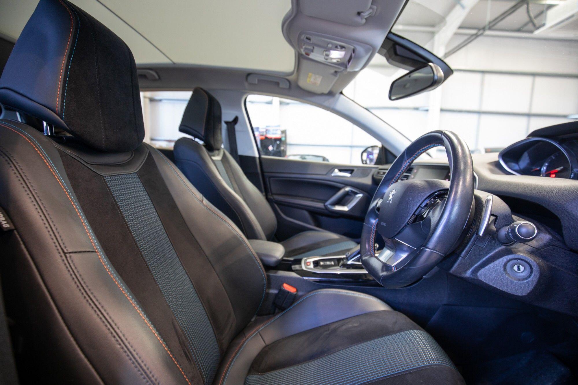 Peugeot 308 view 3