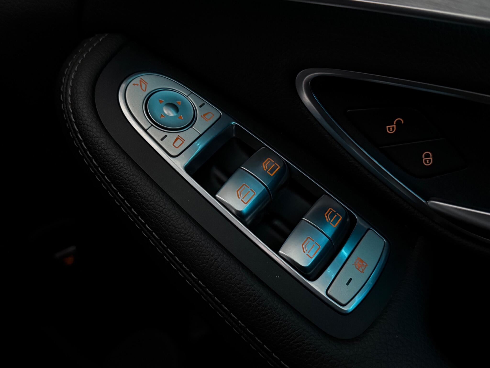 Mercedes-Benz C-Class view 27