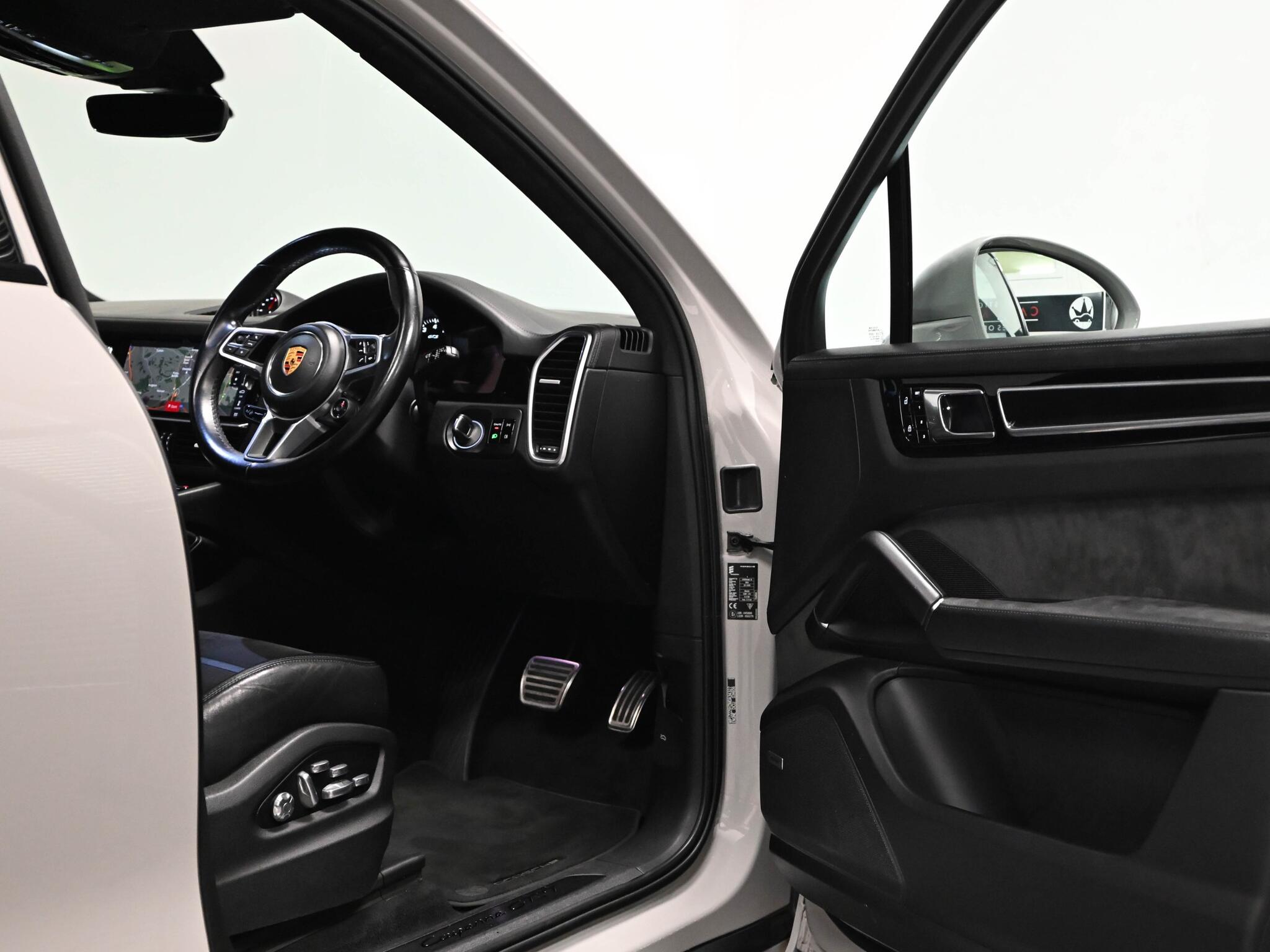 Porsche Cayenne view 38