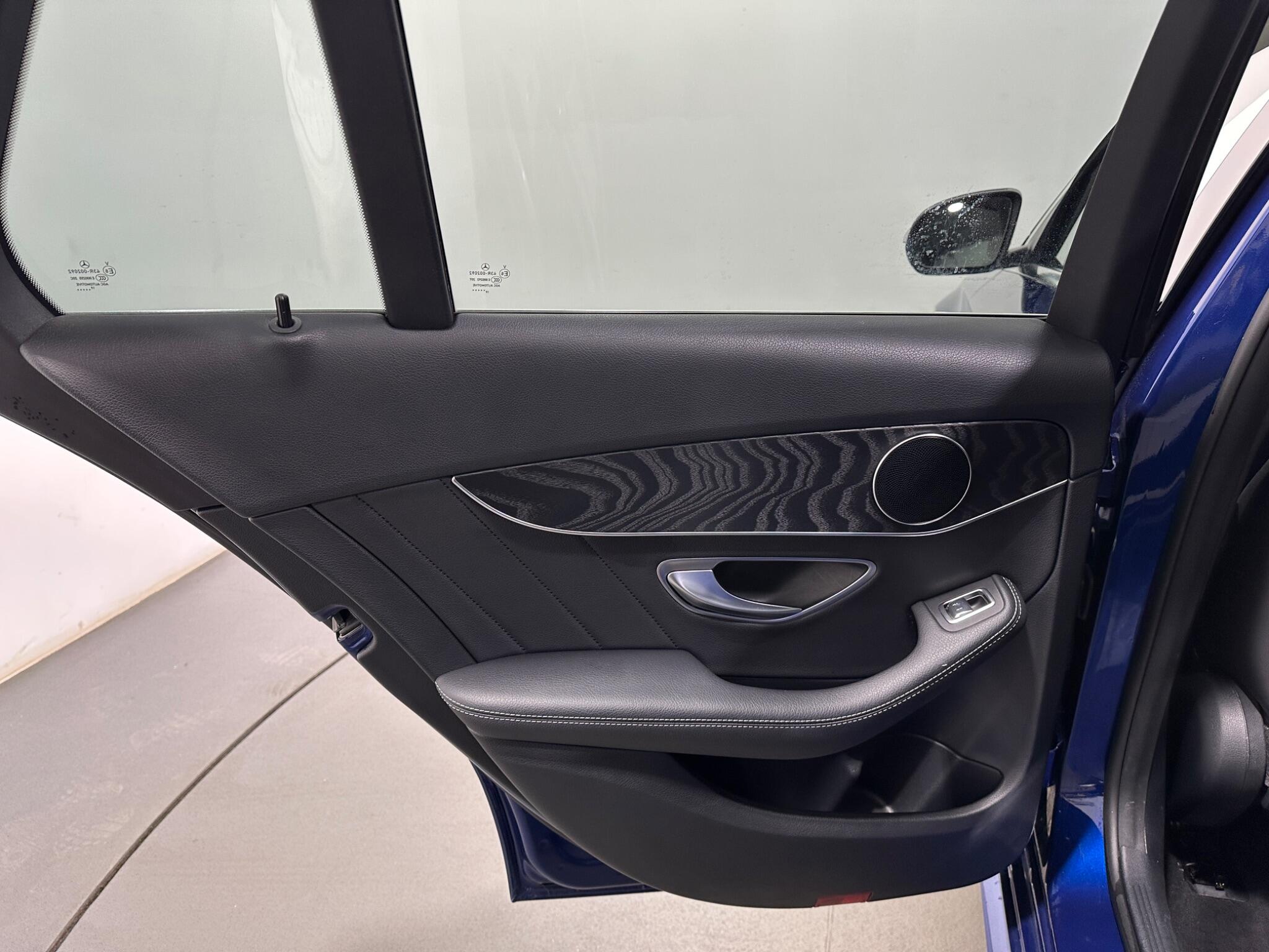 Mercedes-Benz C-Class view 42