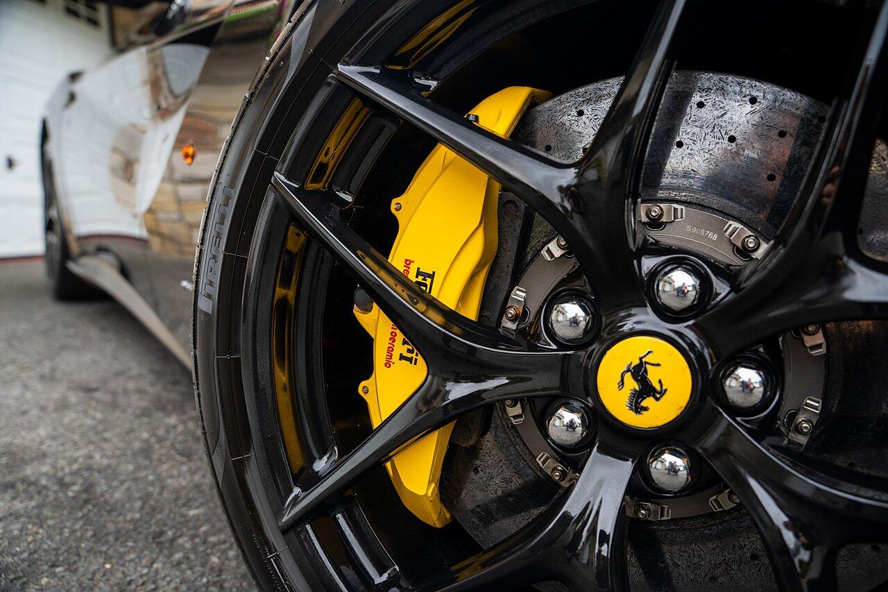 Ferrari F12 view 32