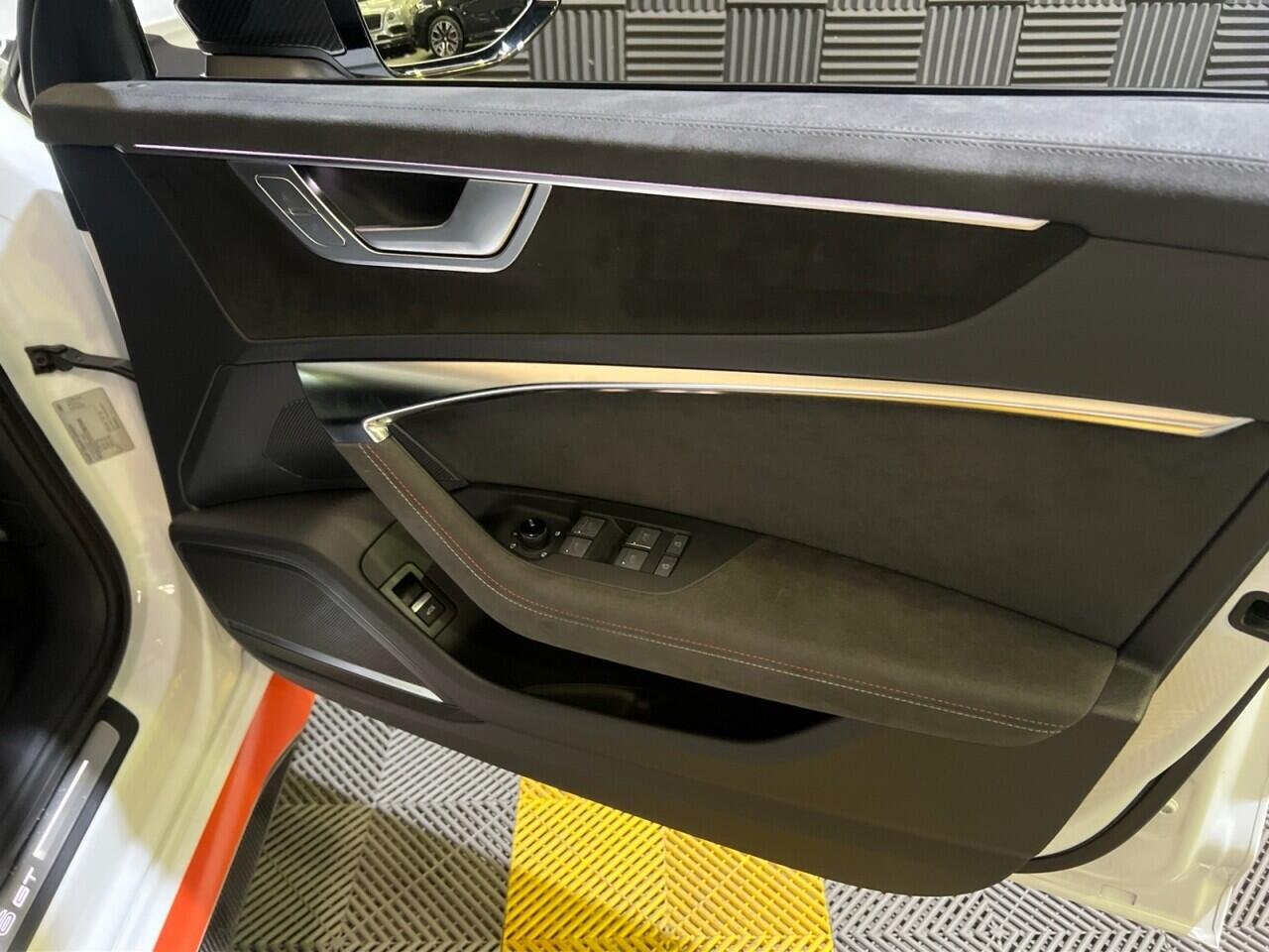 Audi RS6 Avant view 9