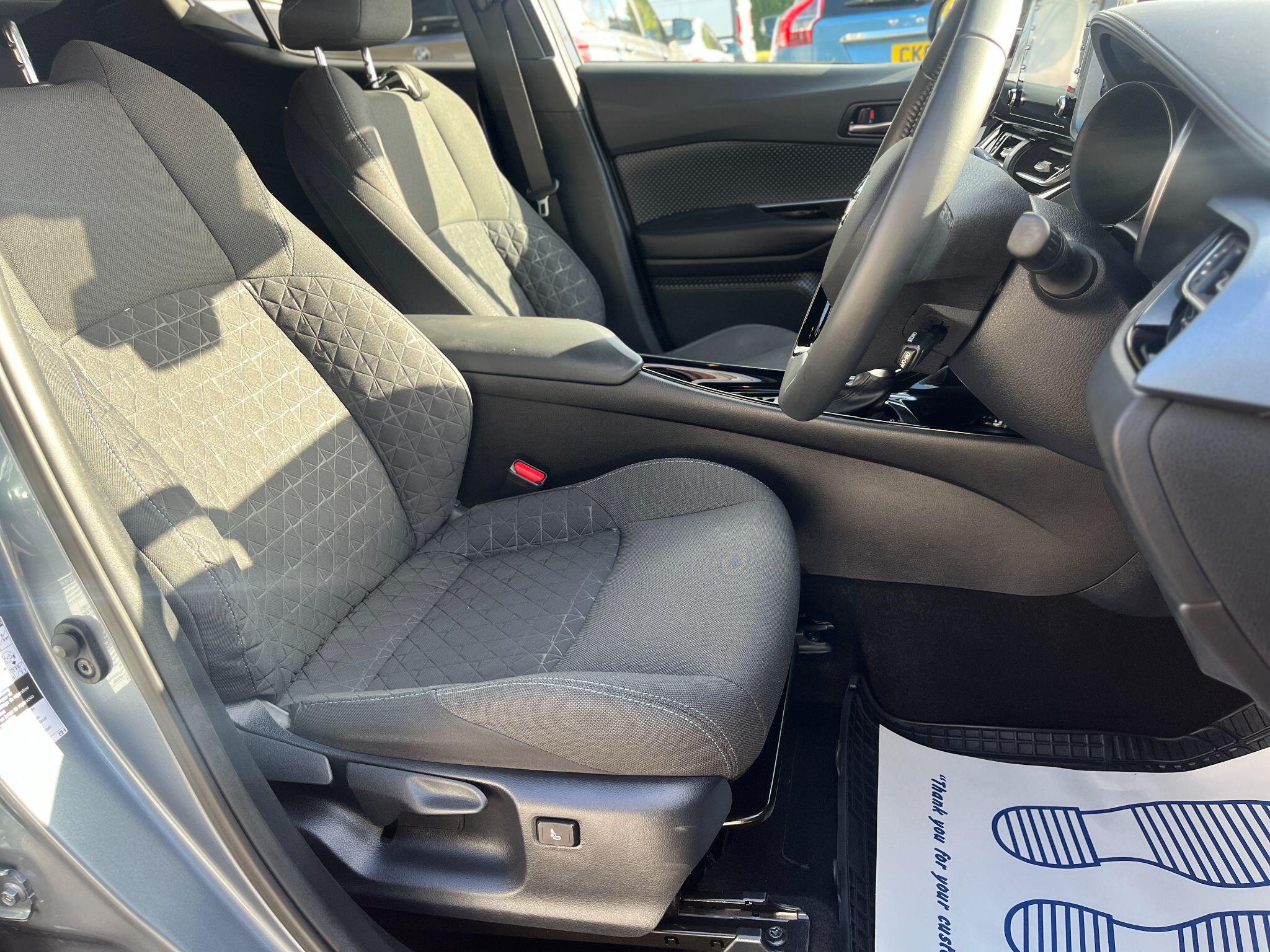 Toyota C-HR view 21