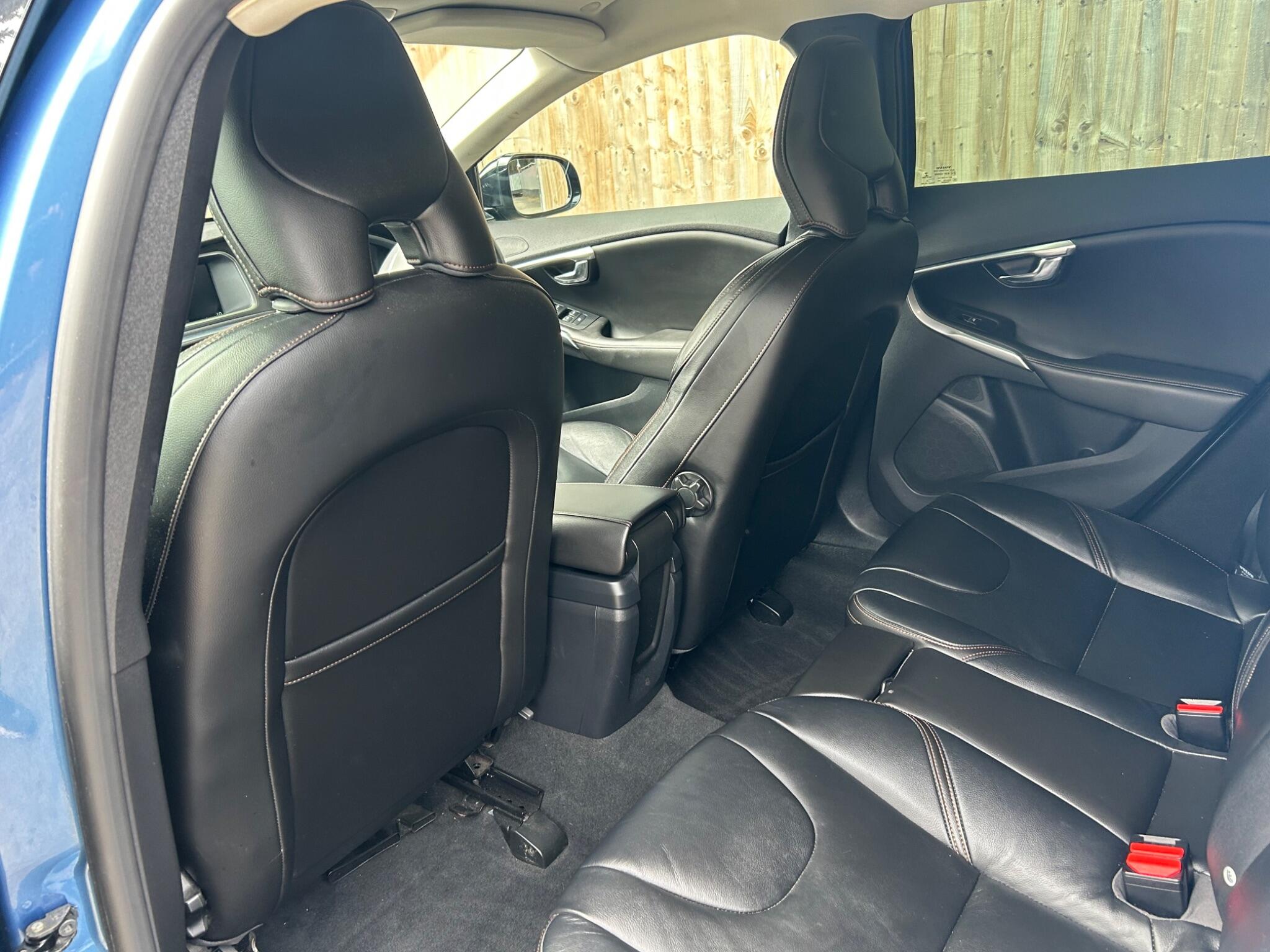 Volvo V40 Cross Country view 28