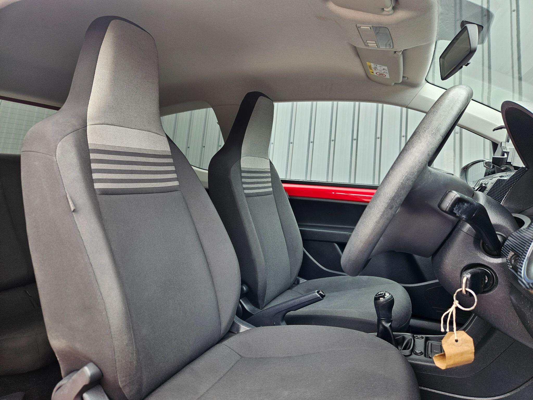 2017 Volkswagen up! image 17