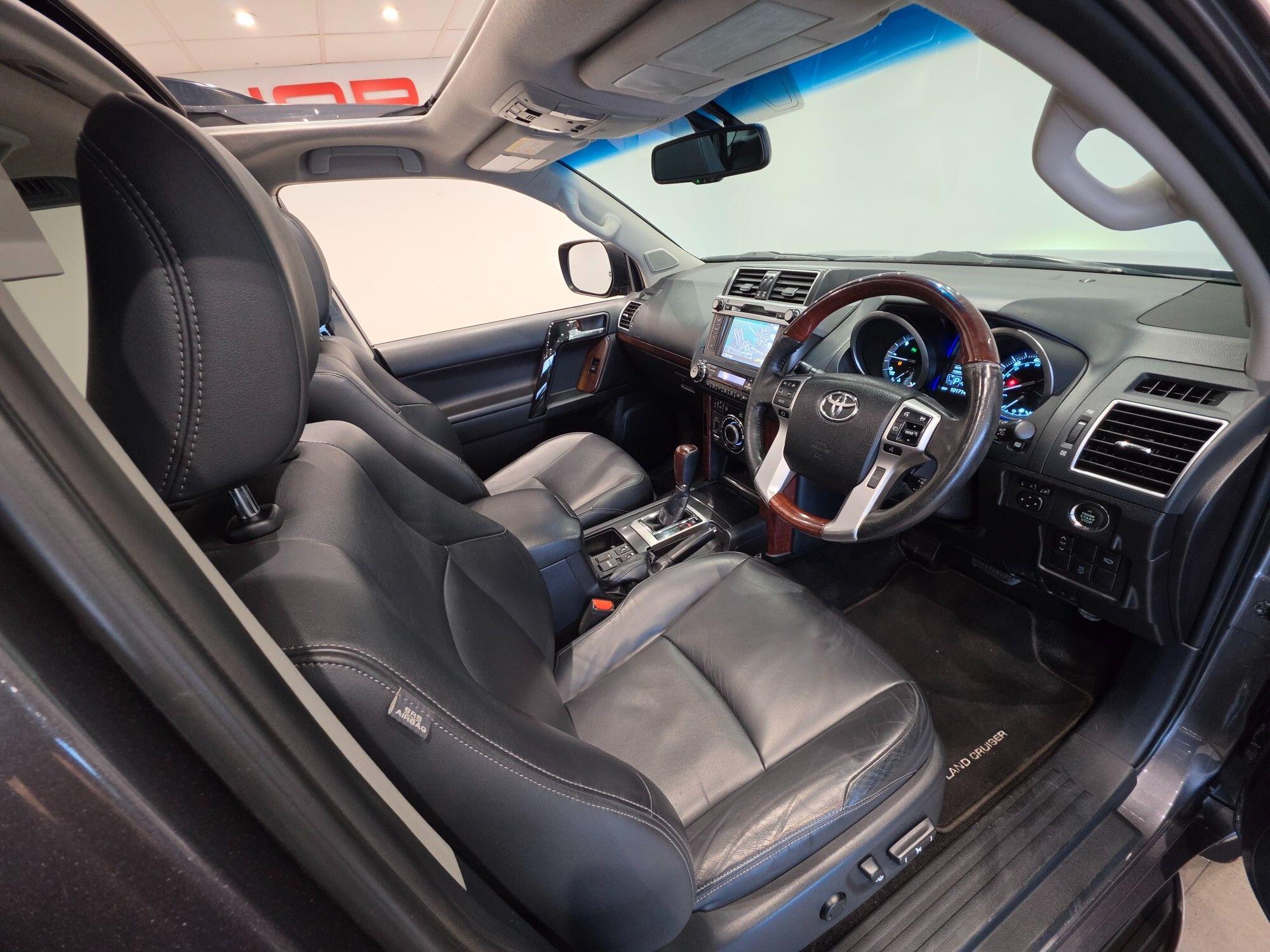 Toyota Land Cruiser view 111