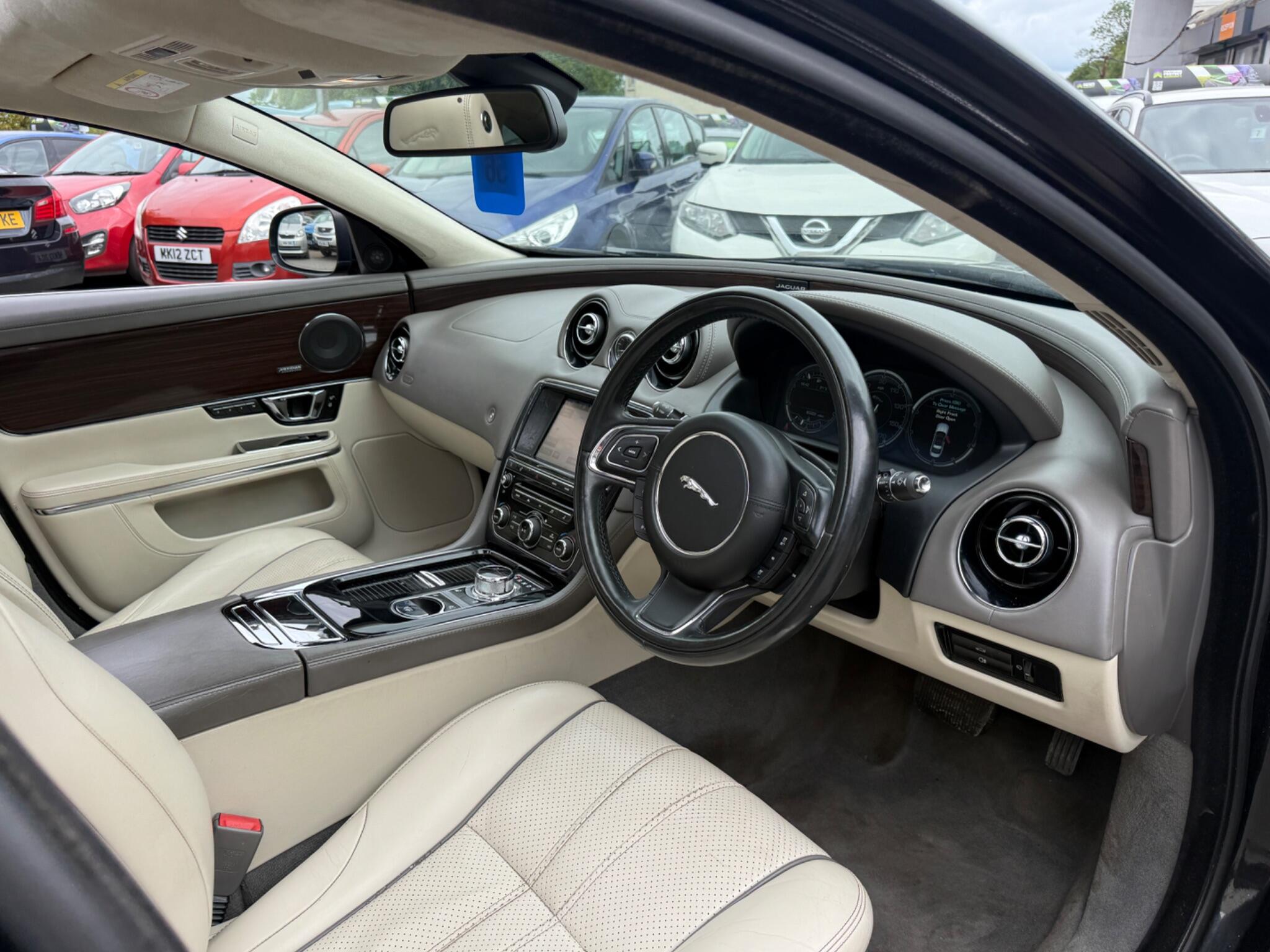 Jaguar XJ - Image 32