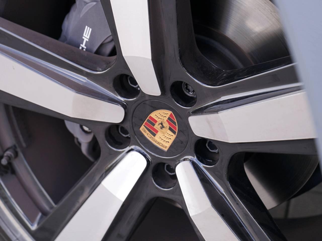 Porsche Cayenne view 60