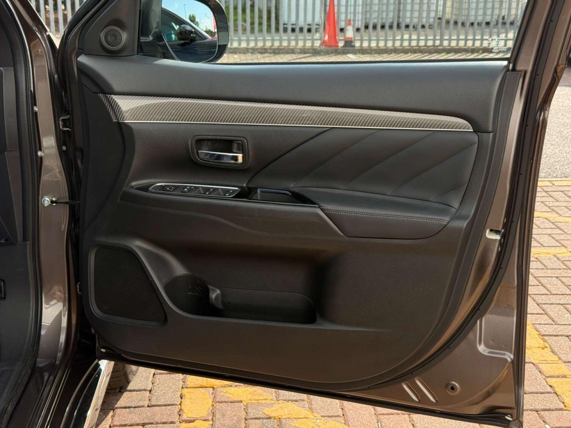 Mitsubishi Outlander view 23