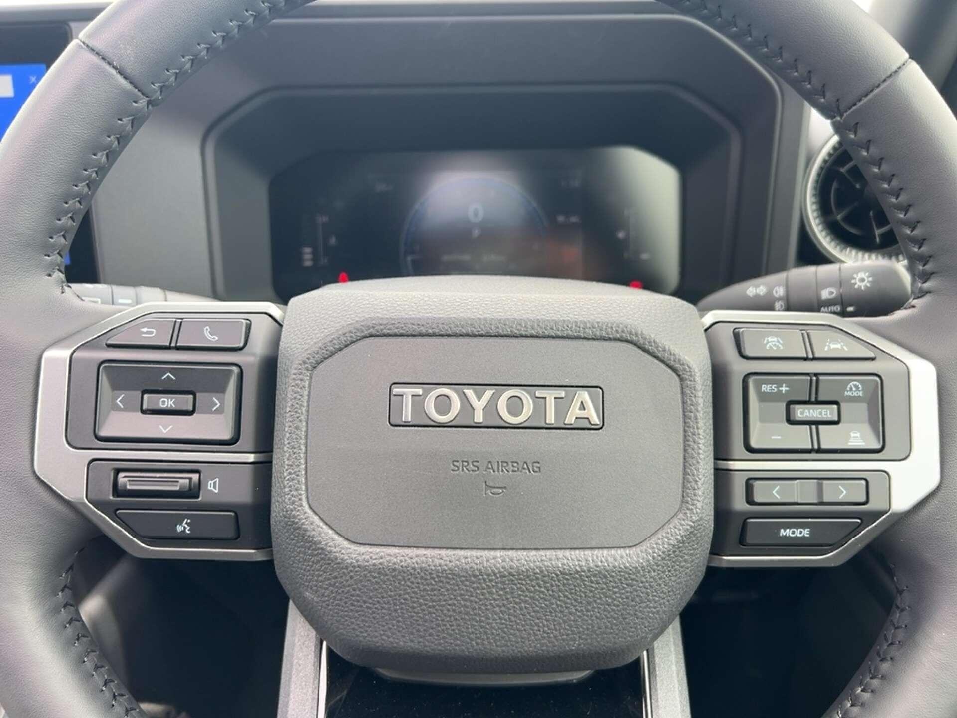 Toyota Land Cruiser view 5