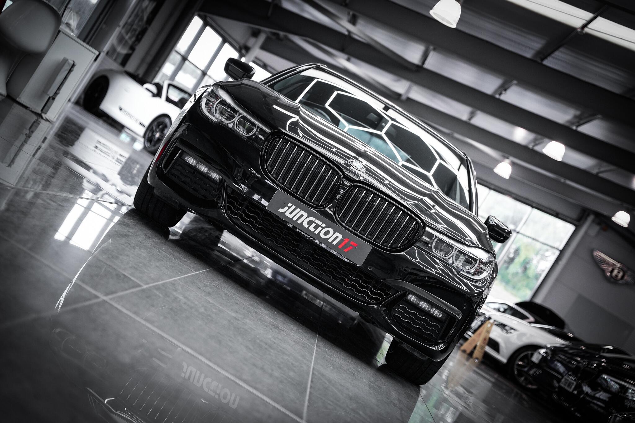 BMW 7 Series view 4