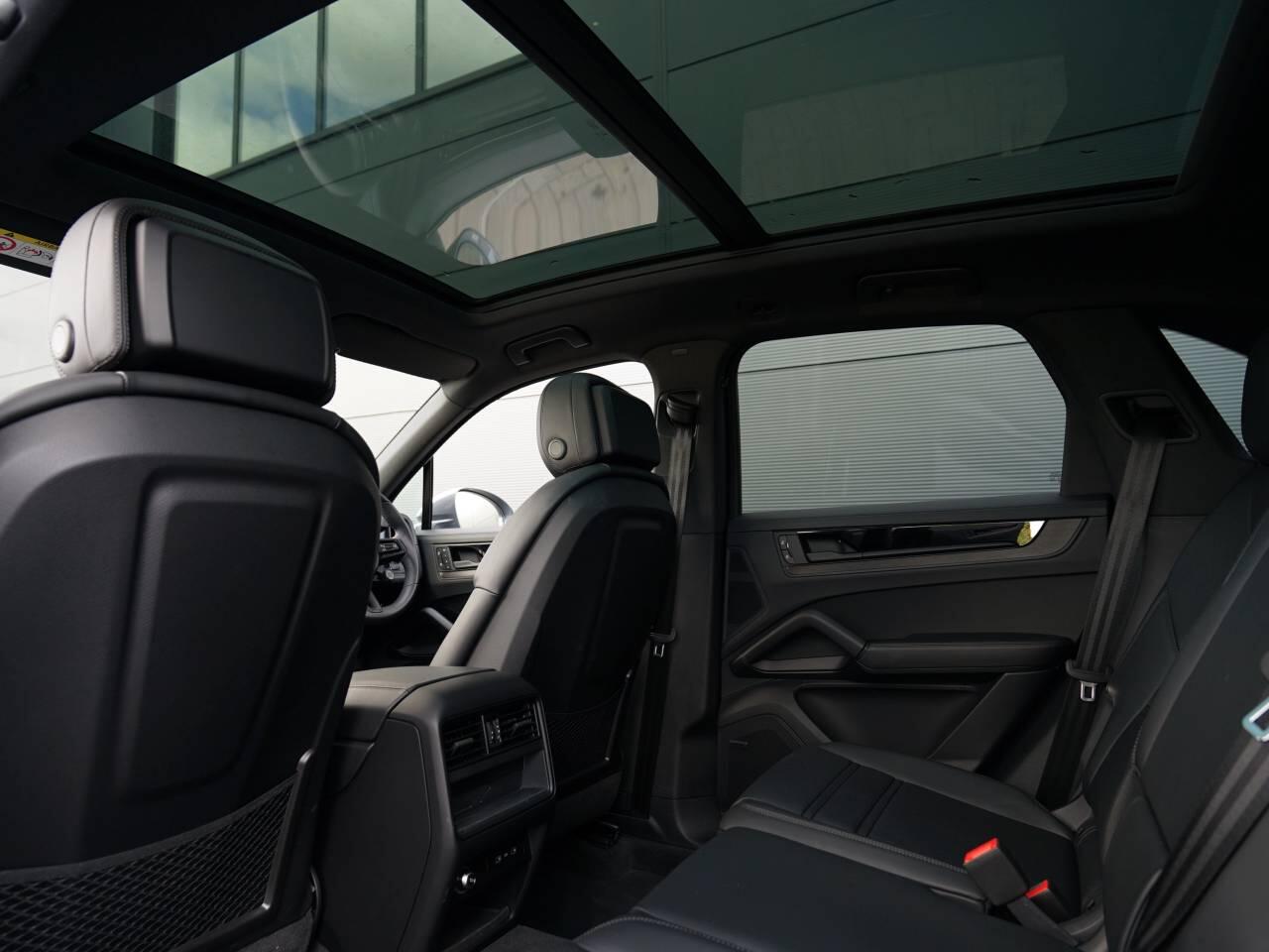 Porsche Cayenne view 29
