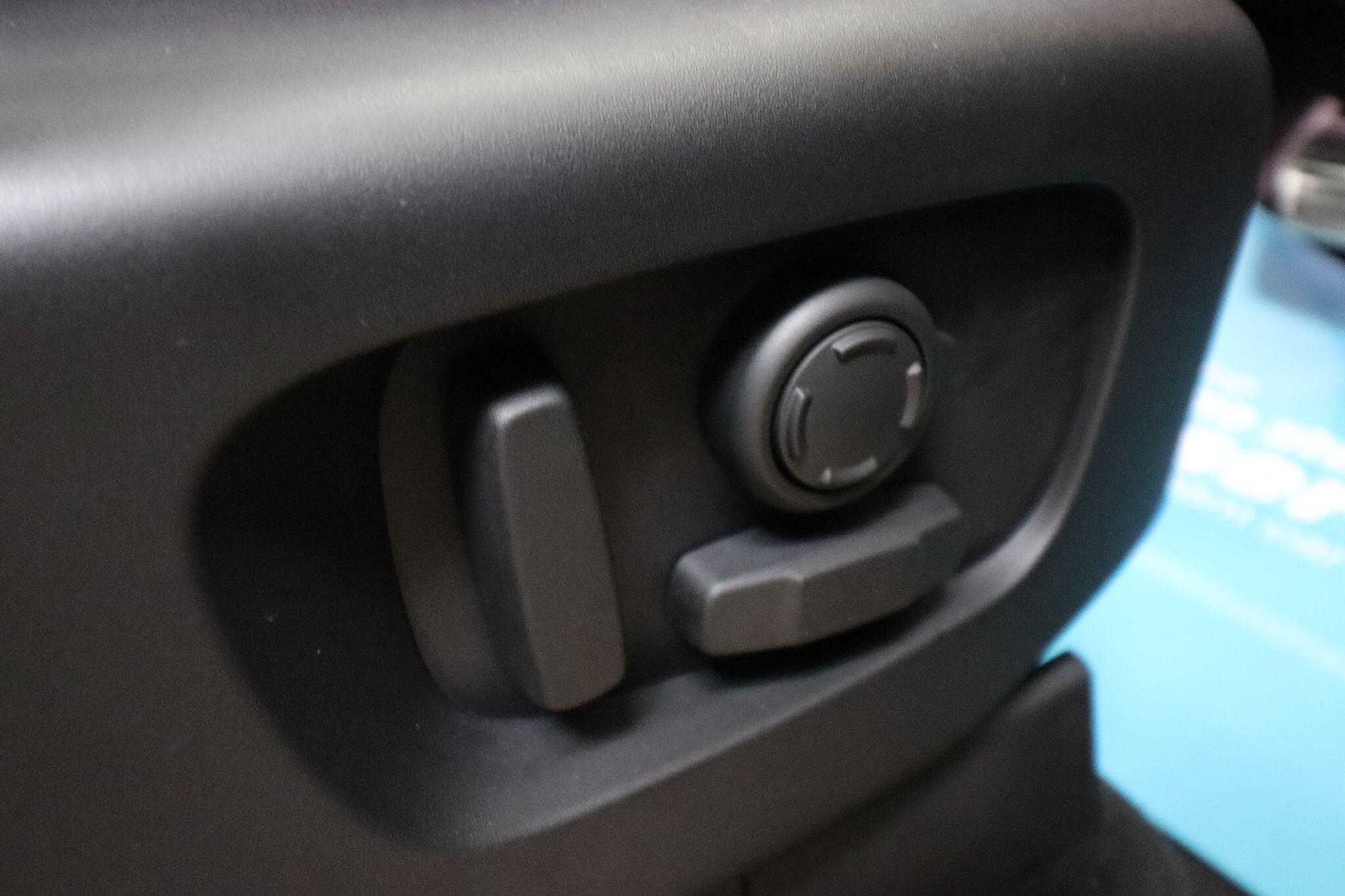 Land Rover Discovery 3 view 21