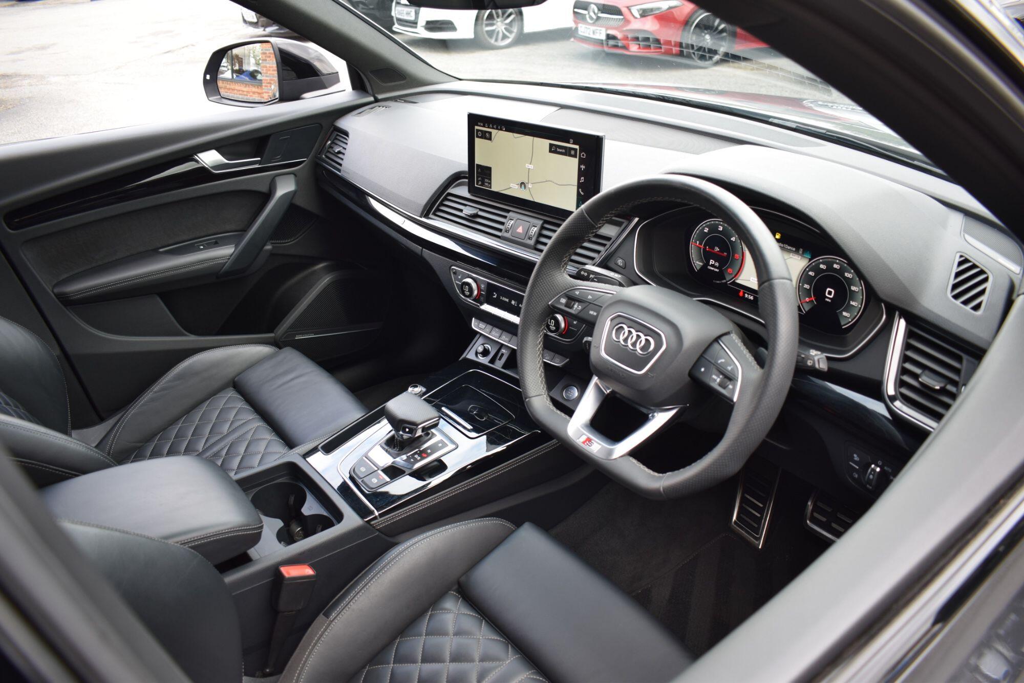 Audi Q5 view 3