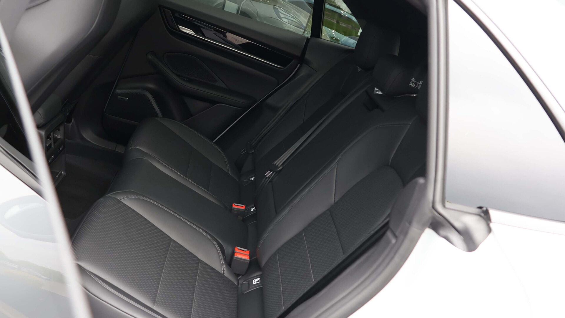 Porsche Macan view 14