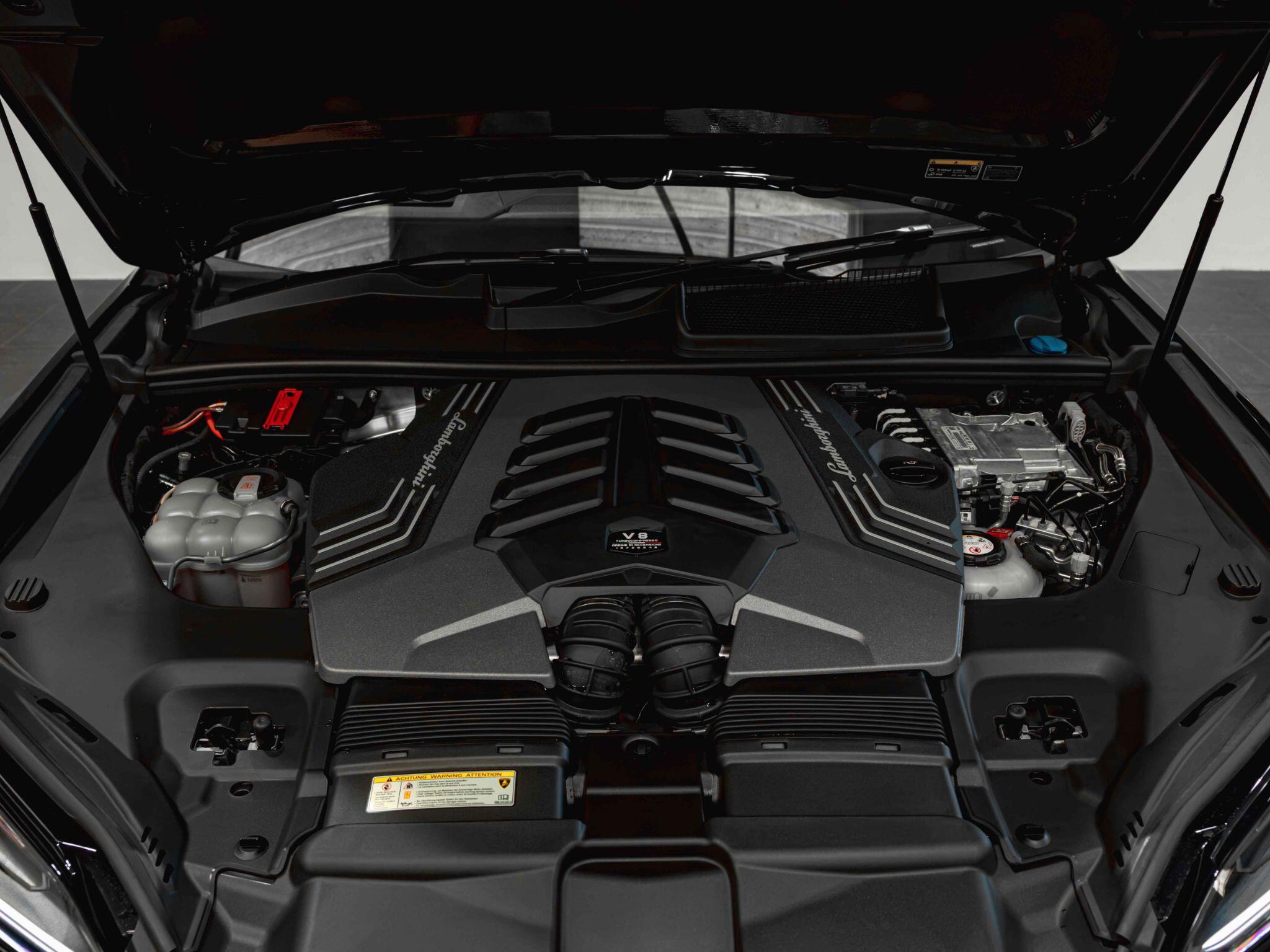 Lamborghini Urus view 16