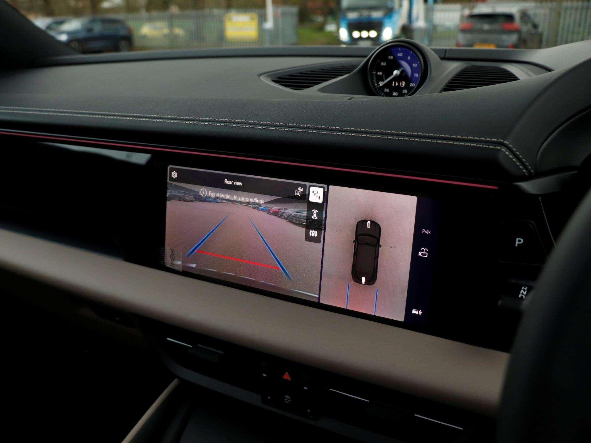 Porsche Macan view 16