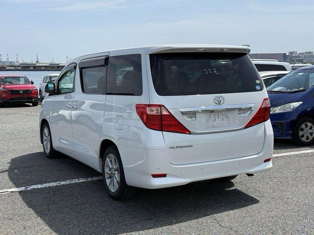 Toyota Alphard view 3