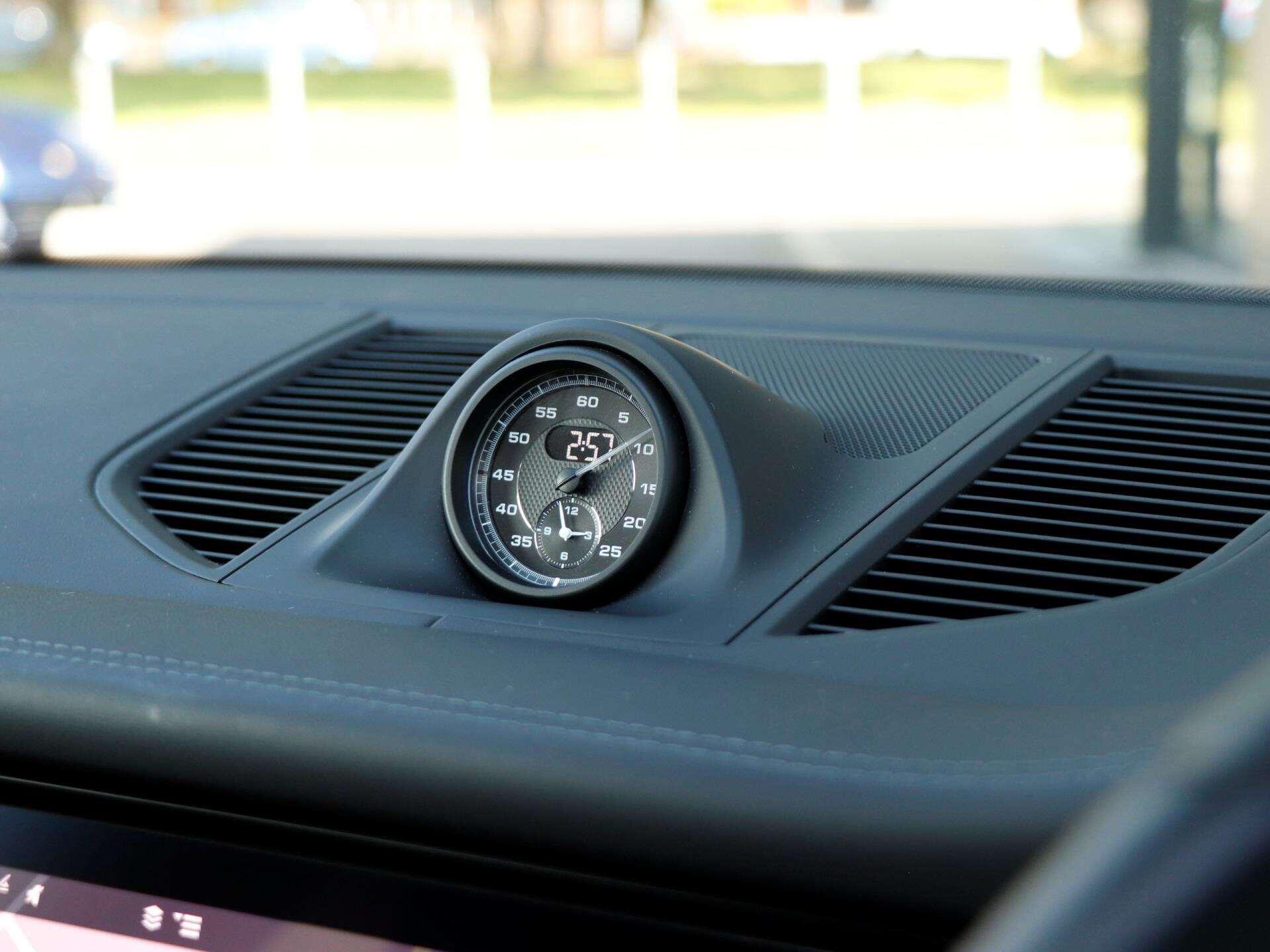 Porsche Macan view 16