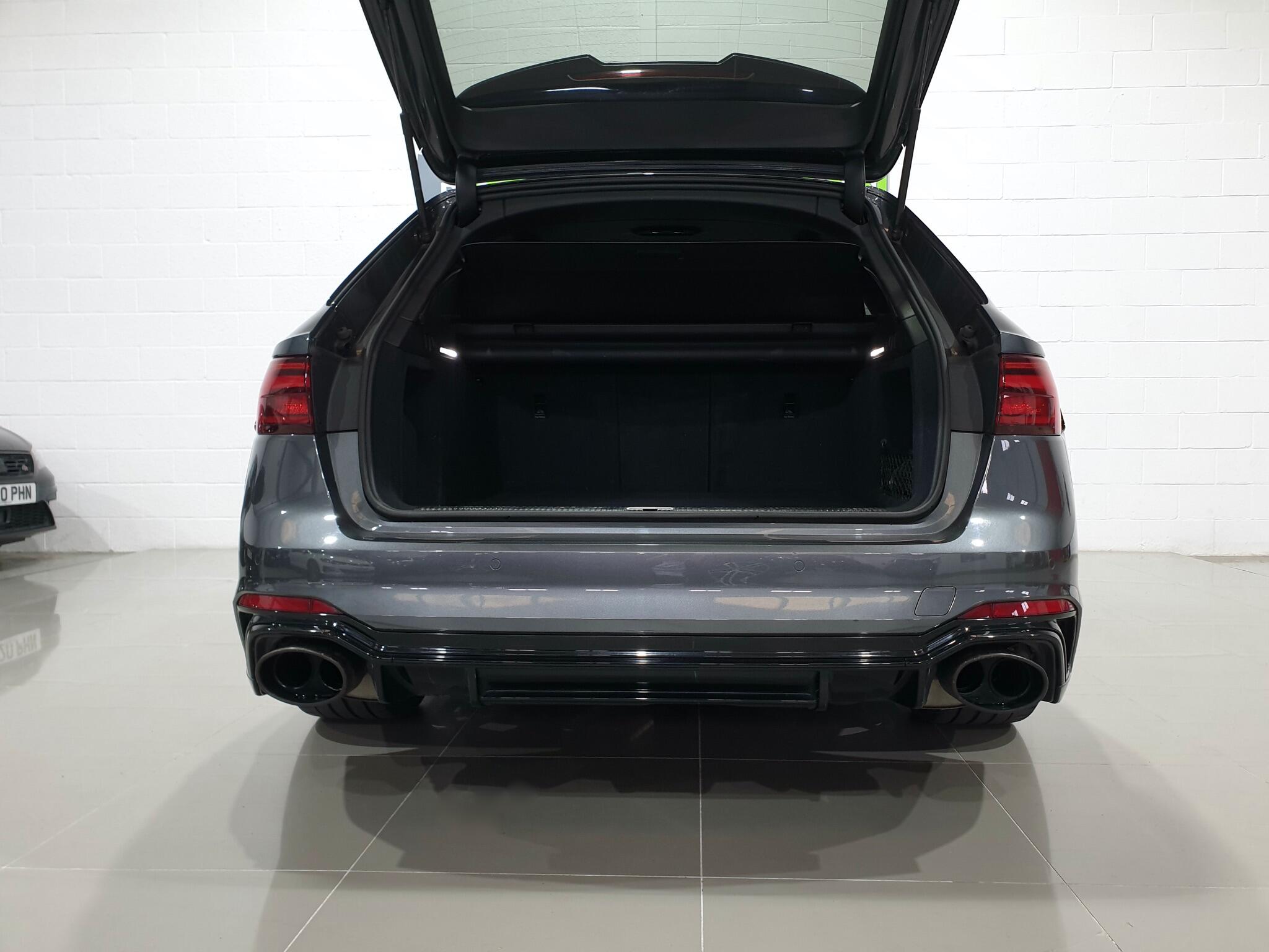 Audi RS4 view 30