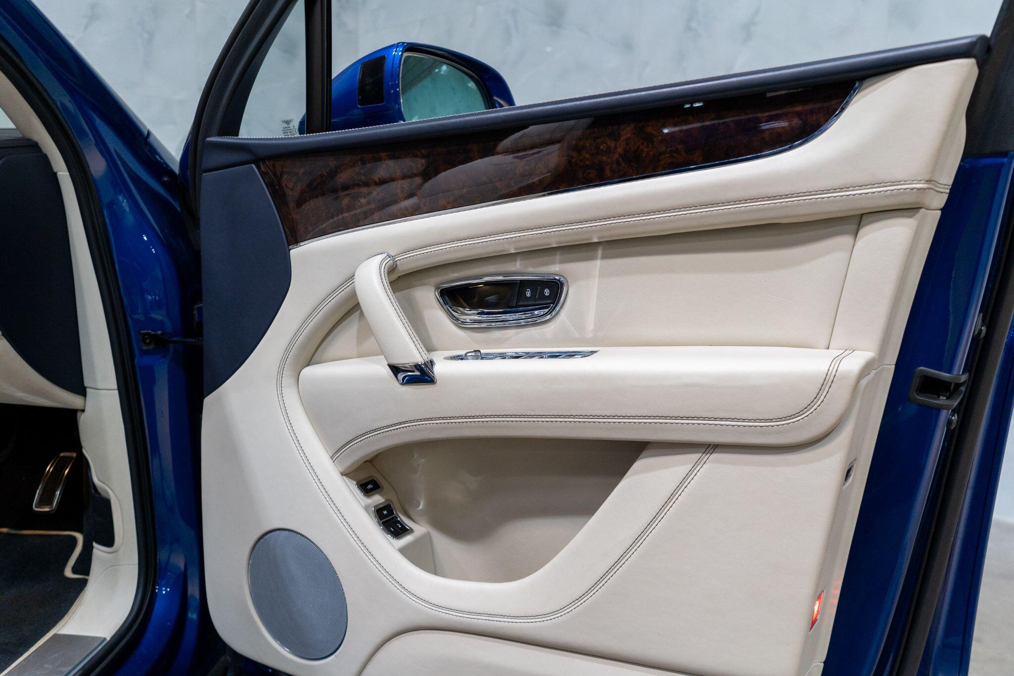 Bentley Bentayga view 35