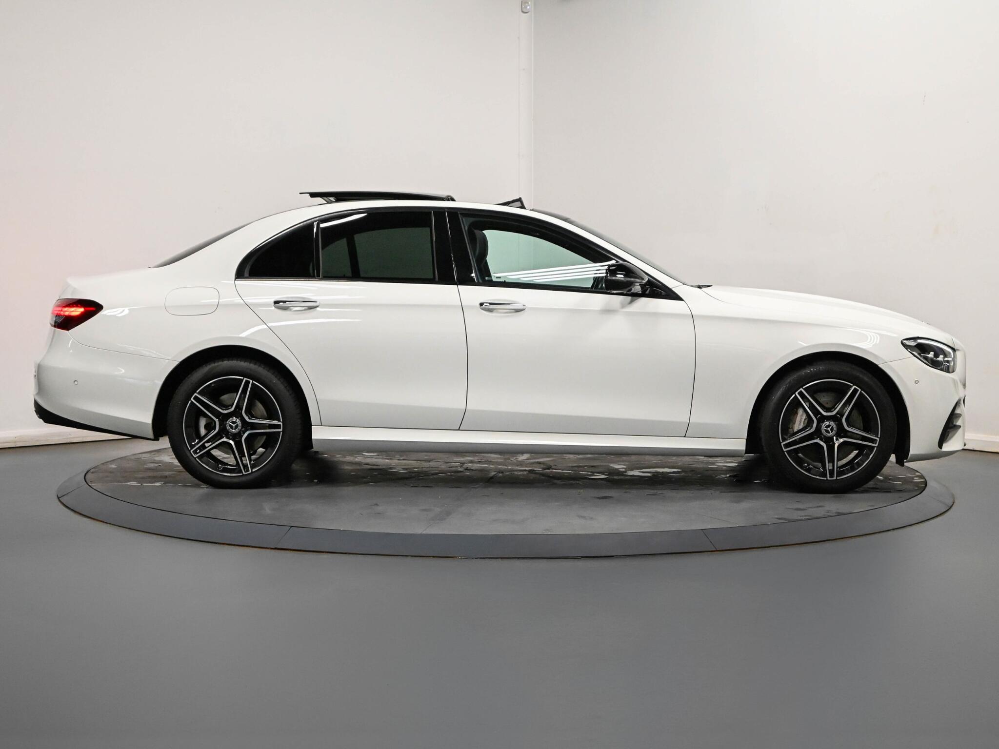 Mercedes-Benz E-Class view 24
