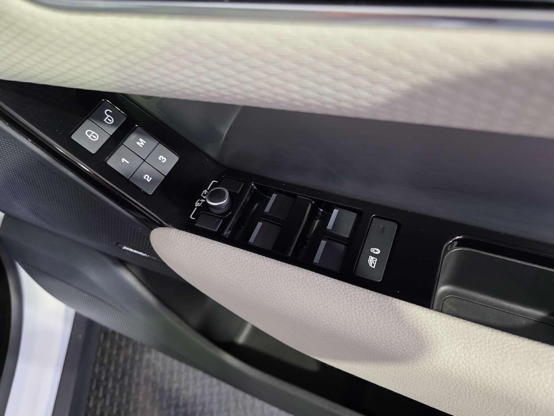 Land Rover Range Rover Velar view 52