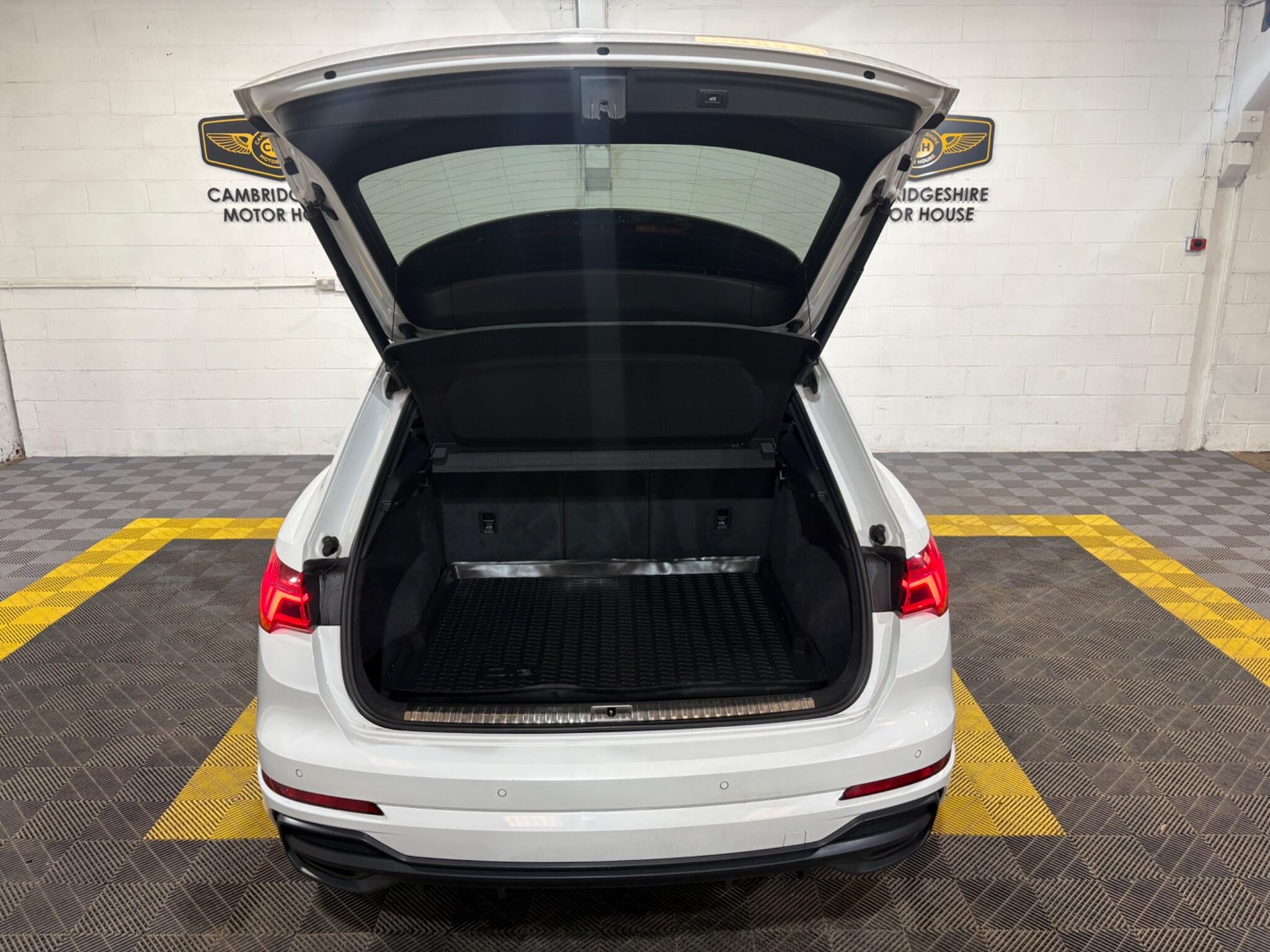 Audi Q3 view 56