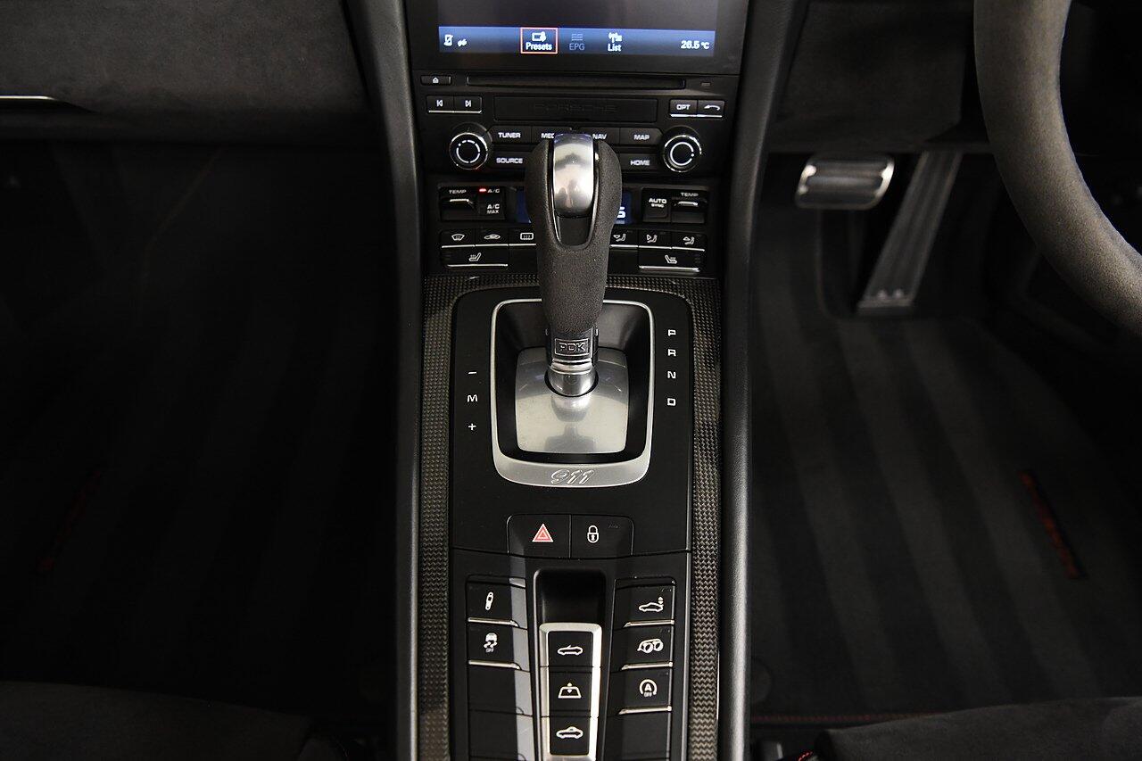 Porsche 911 view 17