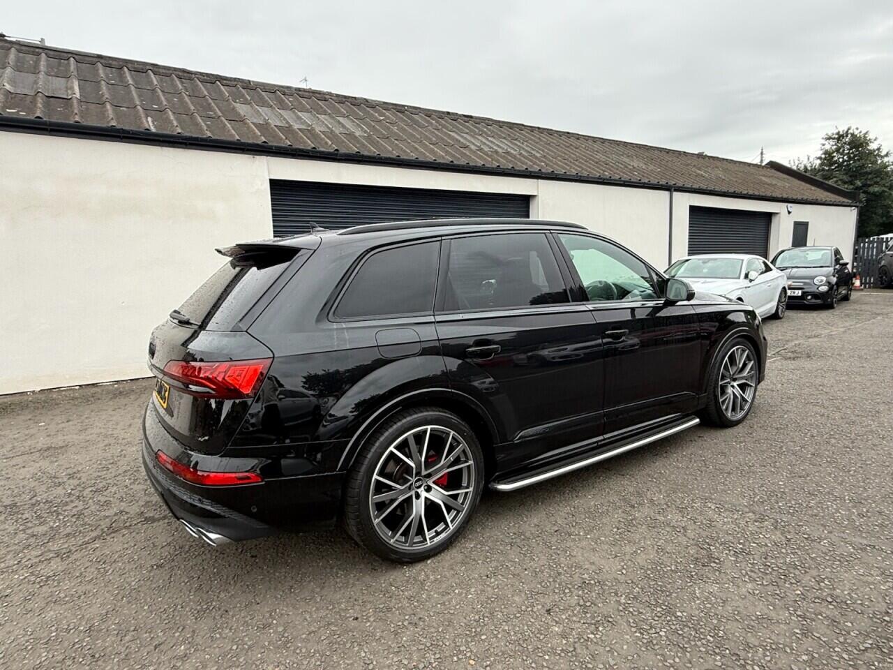 Audi SQ7 view 3